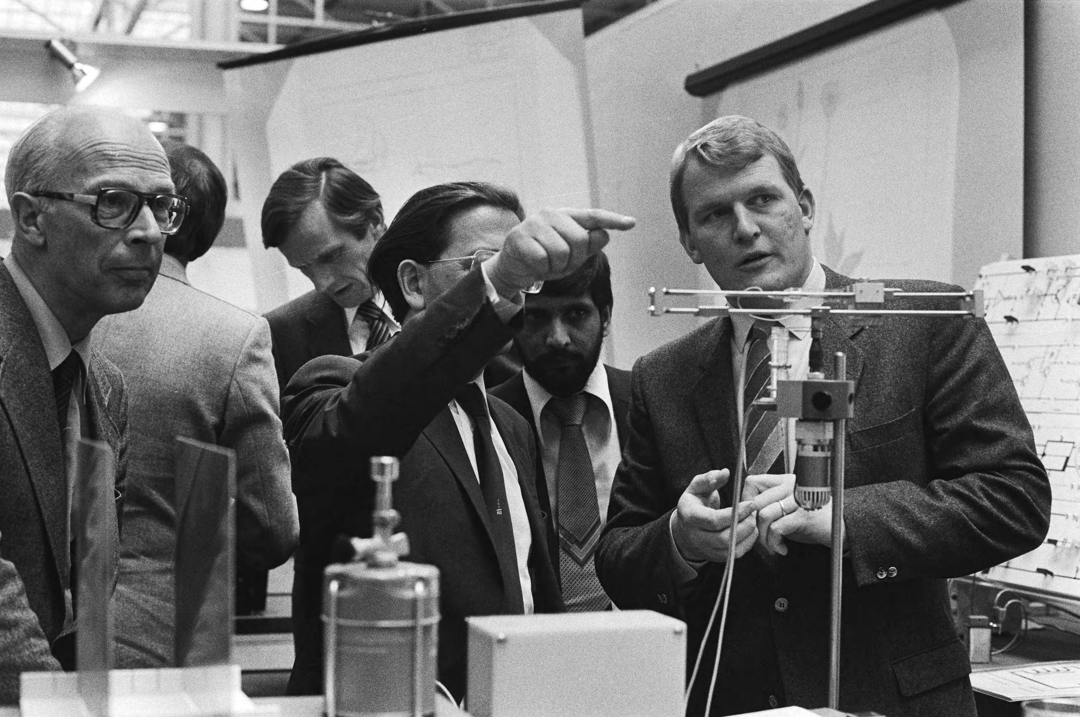 Fotocollectie Anefo — Minister Pais opende in Utrechtse Jaarbeurs de Nationale Onderwijs tent. 1981, tot 15 april — Foto: Bogaerts, Rob / Anefo. Licentie: Set B: Rechtenvrij / Publiek Domein. Bron: Nationaal Archief. http://hdl.handle.net/10648/acf91294-d0b4-102d-bcf8-003048976d84