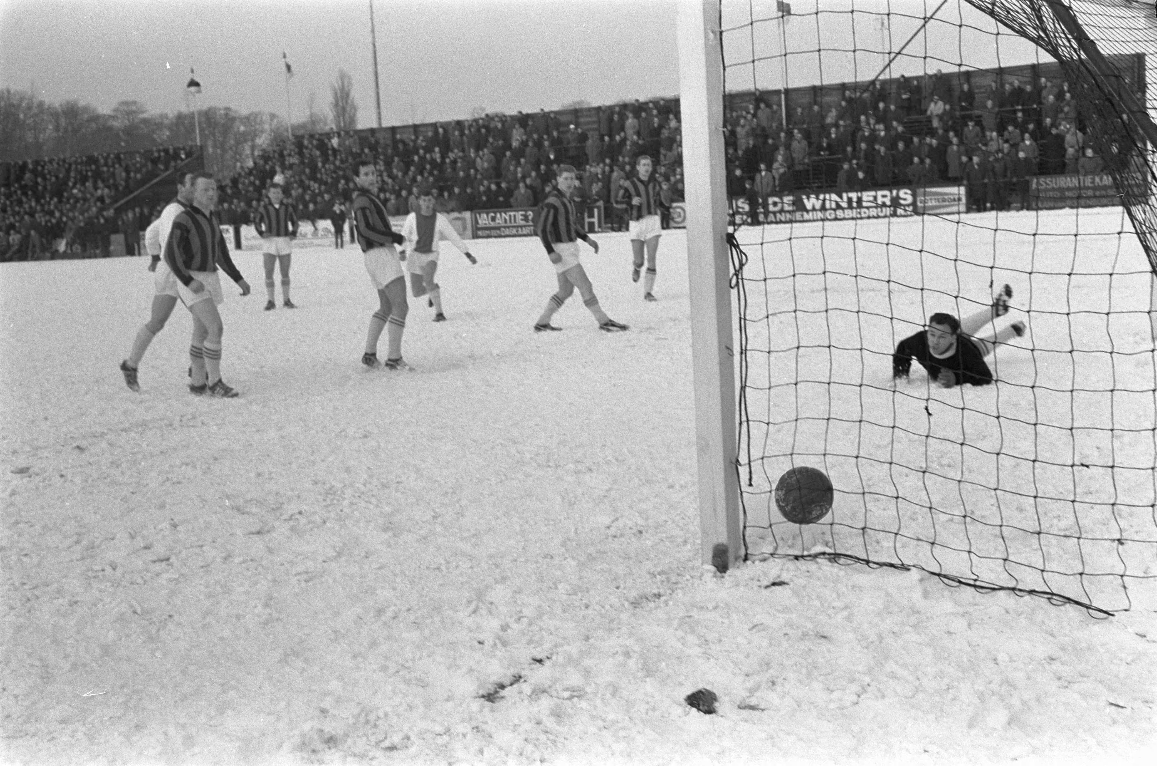 Fotocollectie Anefo — Voetbal. Oefenwedstrijd. RCH tegen Ajax 5-3. De Ajax jeugdspeler Crist scoort, keeper Van der Schilden van RCH geslagen — Foto: Pot, Harry / Anefo. Licentie: Set B: Rechtenvrij / Publiek Domein. Bron: Nationaal Archief. http://hdl.handle.net/10648/aa2a0014-d0b4-102d-bcf8-003048976d84