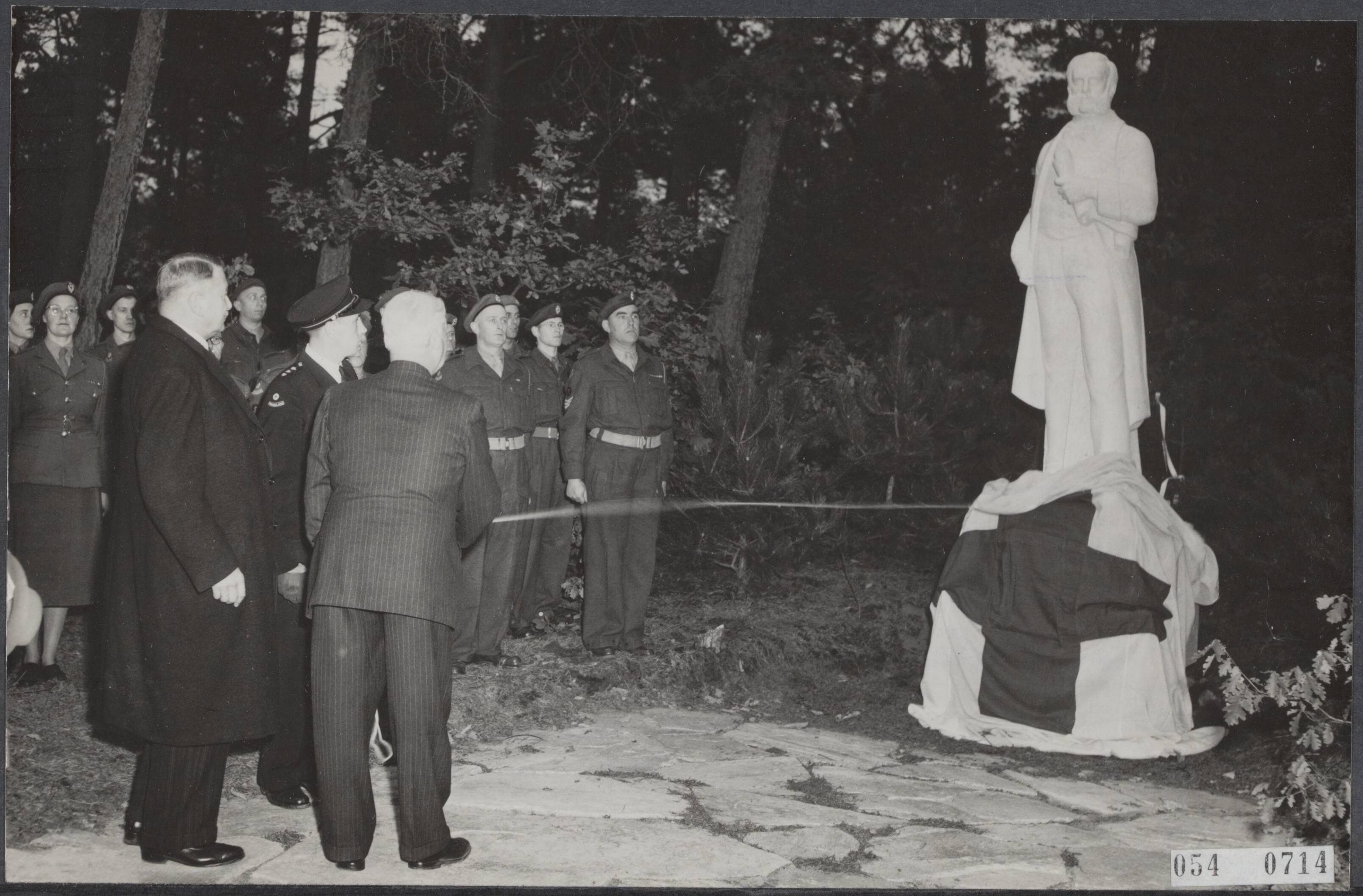 Fotocollectie Elsevier Binnenland — Het eerste standbeeld voor Henri Dunant,oprichter van het Rode Kruis, is onthuld op conferentieoord Woudschoten te Zeist. Het standbeeld werd vervaardigd door de Oostenrijkse beeldhouwer Foederl. Onthulling door de voorzitter van het Oostenrijkse Rode Kruis prof. Burghard Breitner, daarnaast de Ned. voorzitter. Links ir. F.C.C. baron van Tuyl van Serooskerken van Zuylen — Foto: Fotograaf Onbekend / Anefo. Licentie: Set B: Rechtenvrij / Publiek Domein. Bron: Nationaal Archief. http://hdl.handle.net/10648/ae07afc4-d0b4-102d-bcf8-003048976d84
