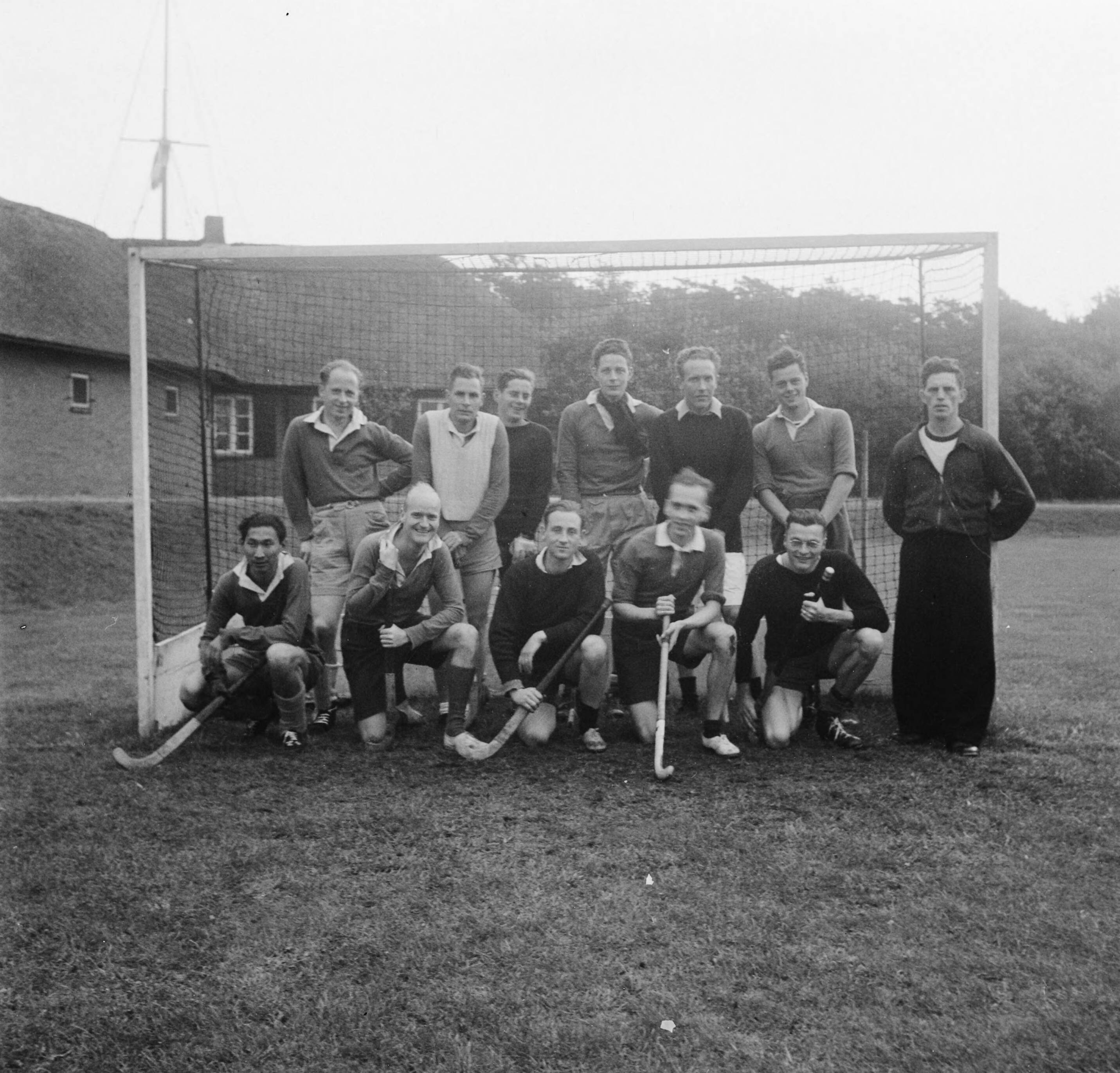 MOK Hilversum 1948 — MOK Hilversum. Matrozen hockey-elftal — Foto: Steenkamp, B.J.J. (Ben) / Anefo. Licentie: Set B: Rechtenvrij / Publiek Domein. Bron: Nationaal Archief. http://hdl.handle.net/10648/a8bd9b3c-d0b4-102d-bcf8-003048976d84