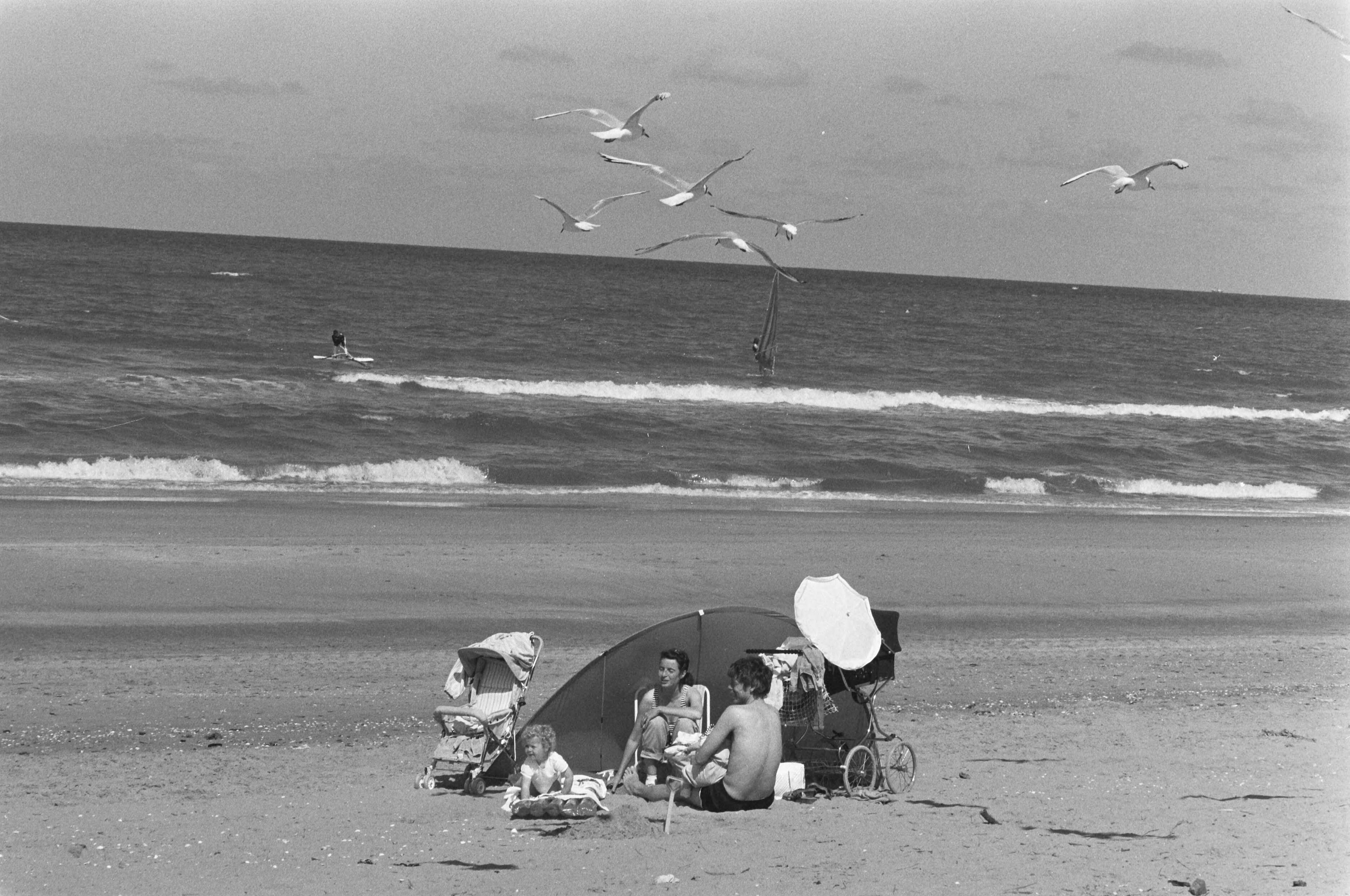 Fotocollectie Anefo — Eenzame badgasten op strand Zandvoort — Foto: Bogaerts, Rob / Anefo. Licentie: Set B: Rechtenvrij / Publiek Domein. Bron: Nationaal Archief. http://hdl.handle.net/10648/ad6c3684-d0b4-102d-bcf8-003048976d84