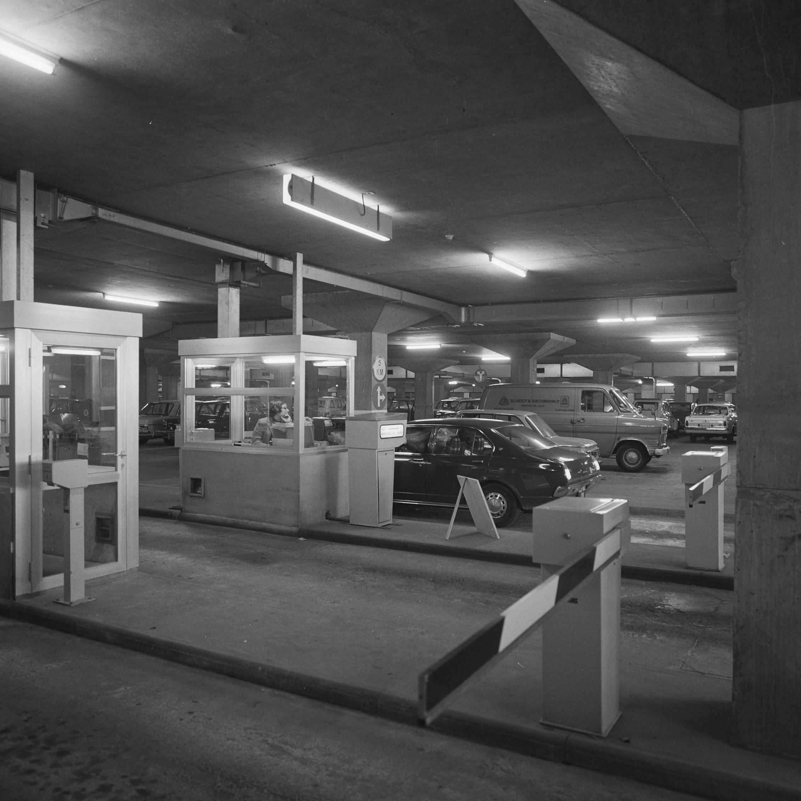 Fotocollectie Nederlandse Heidemaatschappij — Parkeergarage onder het Vrijthof te Maastricht — Foto: Fotograaf Onbekend / Heidemij. Licentie: Set B: Rechtenvrij / Publiek Domein. Bron: Nationaal Archief. http://hdl.handle.net/10648/ae830eee-d0b4-102d-bcf8-003048976d84