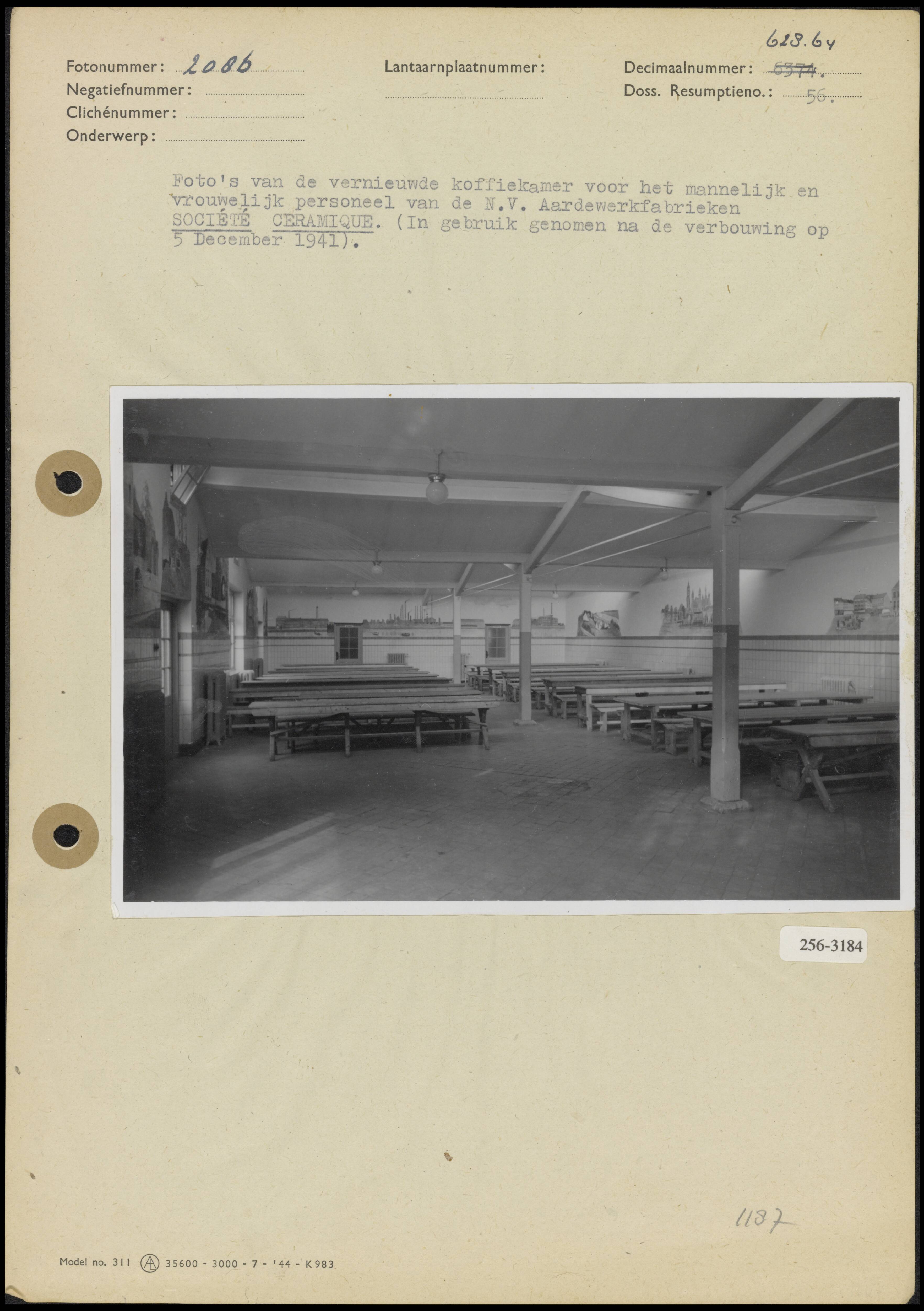 Schaftlokalen en kantines — Vernieuwde koffiekamer voor het mannelijke en vrouwelijke personeel van NV Aardewerkfabrieken Société Céramique; in gebruik genomen na de verbouwing op 5 december 1941 — Foto: Onbekend / Publiek Domein of Rechtenvrij. Licentie: Set B: Rechtenvrij / Publiek Domein. Bron: Nationaal Archief. http://hdl.handle.net/10648/b016225a-d0b4-102d-bcf8-003048976d84