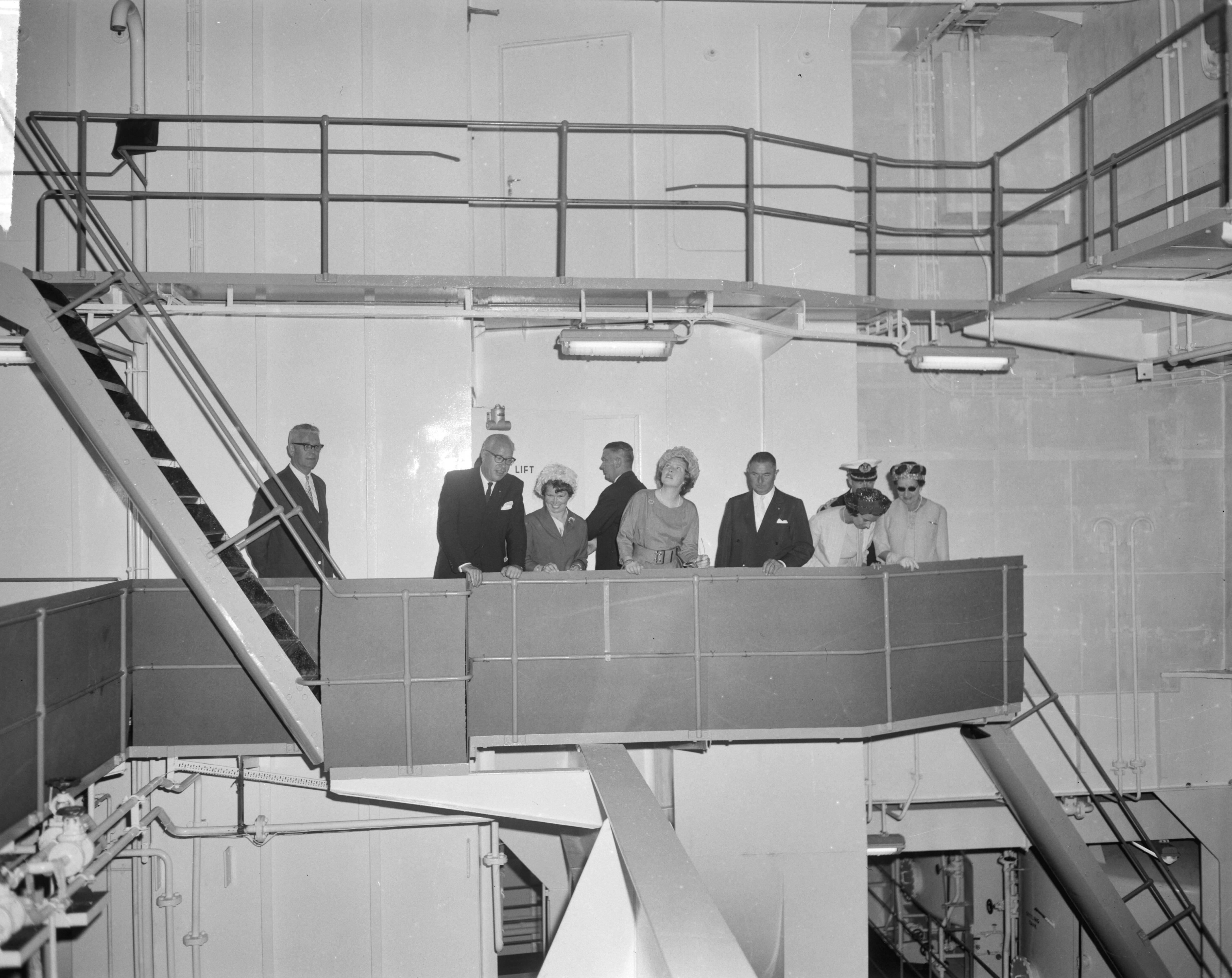 Fotocollectie Anefo — Prinses Beatrix doopte de grootste tanker "Esso Den Haag" op de Noordzee. Het gezelschap in het binnenste van de tanker. Links de president-directeur van Esso Nederland, C.R. Smit, rechts van prinses Beatrix Cornelis Verolme — Foto: Bilsen, Joop van / Anefo. Licentie: Set B: Rechtenvrij / Publiek Domein. Bron: Nationaal Archief. http://hdl.handle.net/10648/aa3dc9a0-d0b4-102d-bcf8-003048976d84