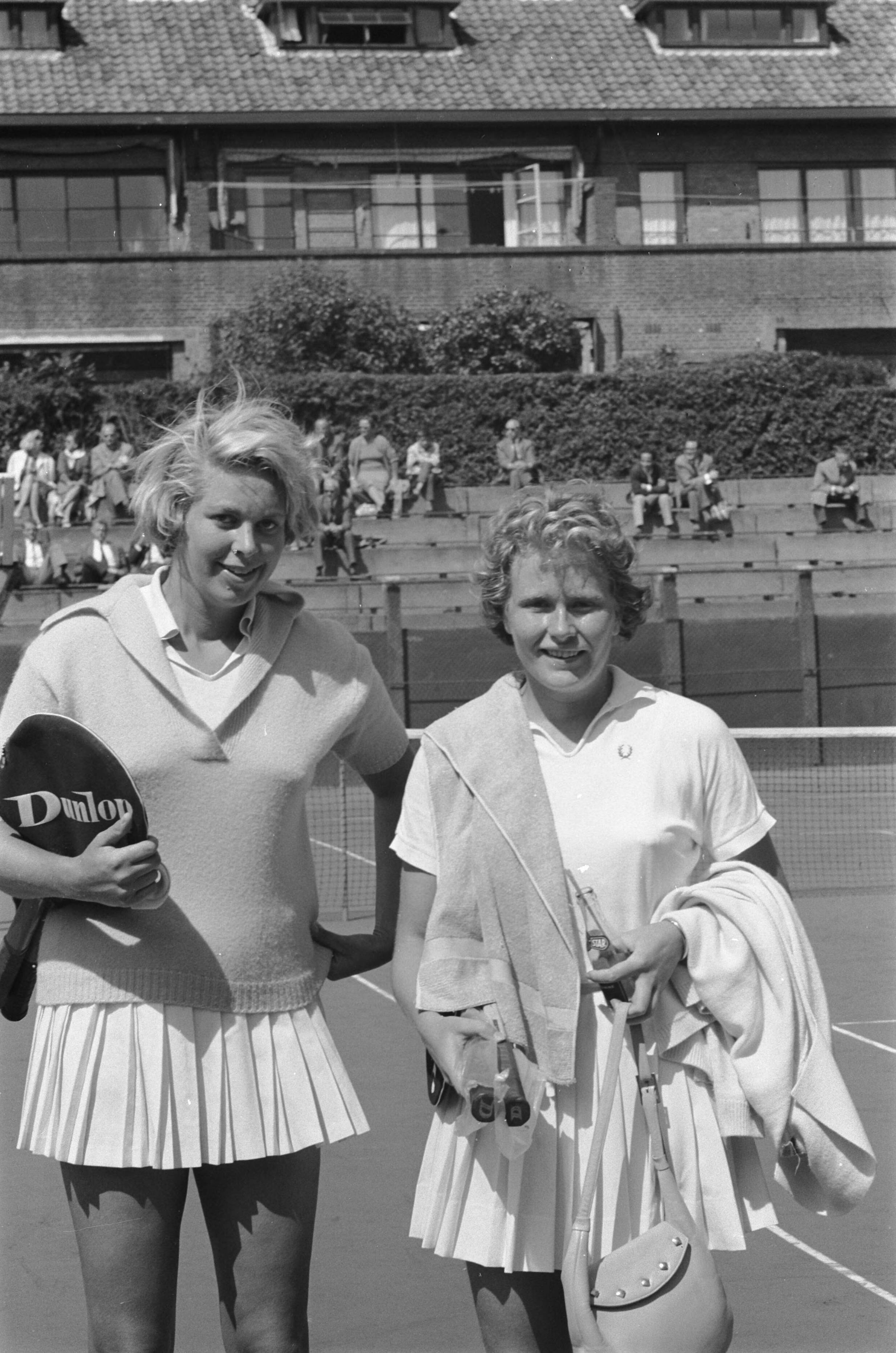 Fotocollectie Anefo — Nationale Tenniskampioenschappen. Fredy Marinkelle en Hennie van Rijn — Foto: Pot, Harry / Anefo. Licentie: Set B: Rechtenvrij / Publiek Domein. Bron: Nationaal Archief. http://hdl.handle.net/10648/a9dfeefc-d0b4-102d-bcf8-003048976d84