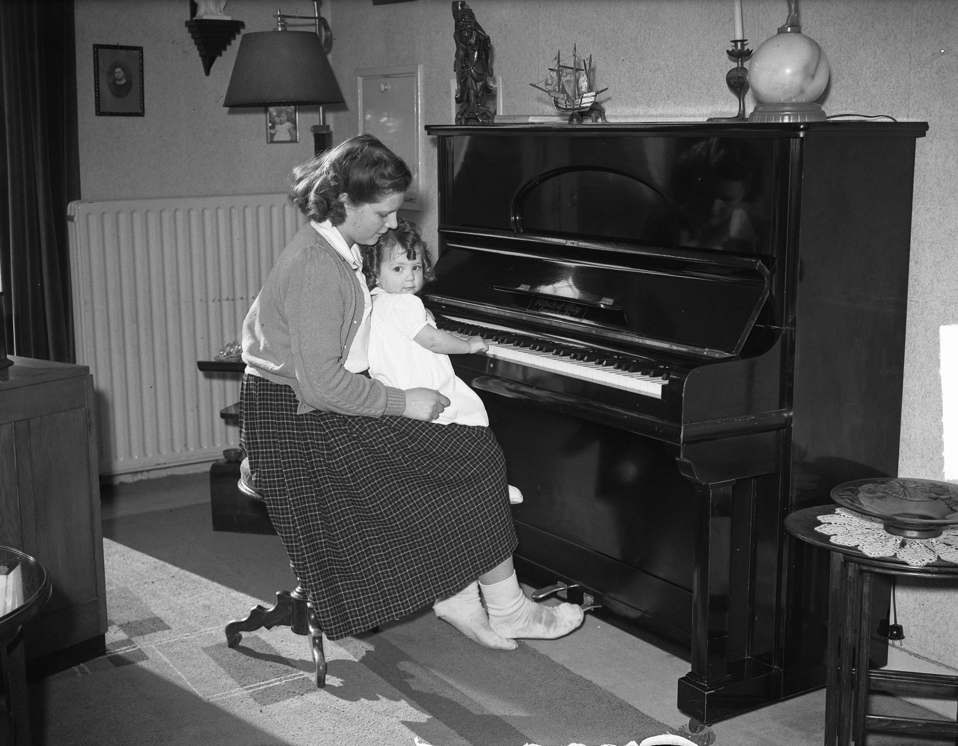 Fotocollectie Anefo — Kindje Familie Wernes-Smeders te Zeist — Foto: Merk, Ben / Anefo. Licentie: Set B: Rechtenvrij / Publiek Domein. Bron: Nationaal Archief. http://hdl.handle.net/10648/a8c4777c-d0b4-102d-bcf8-003048976d84