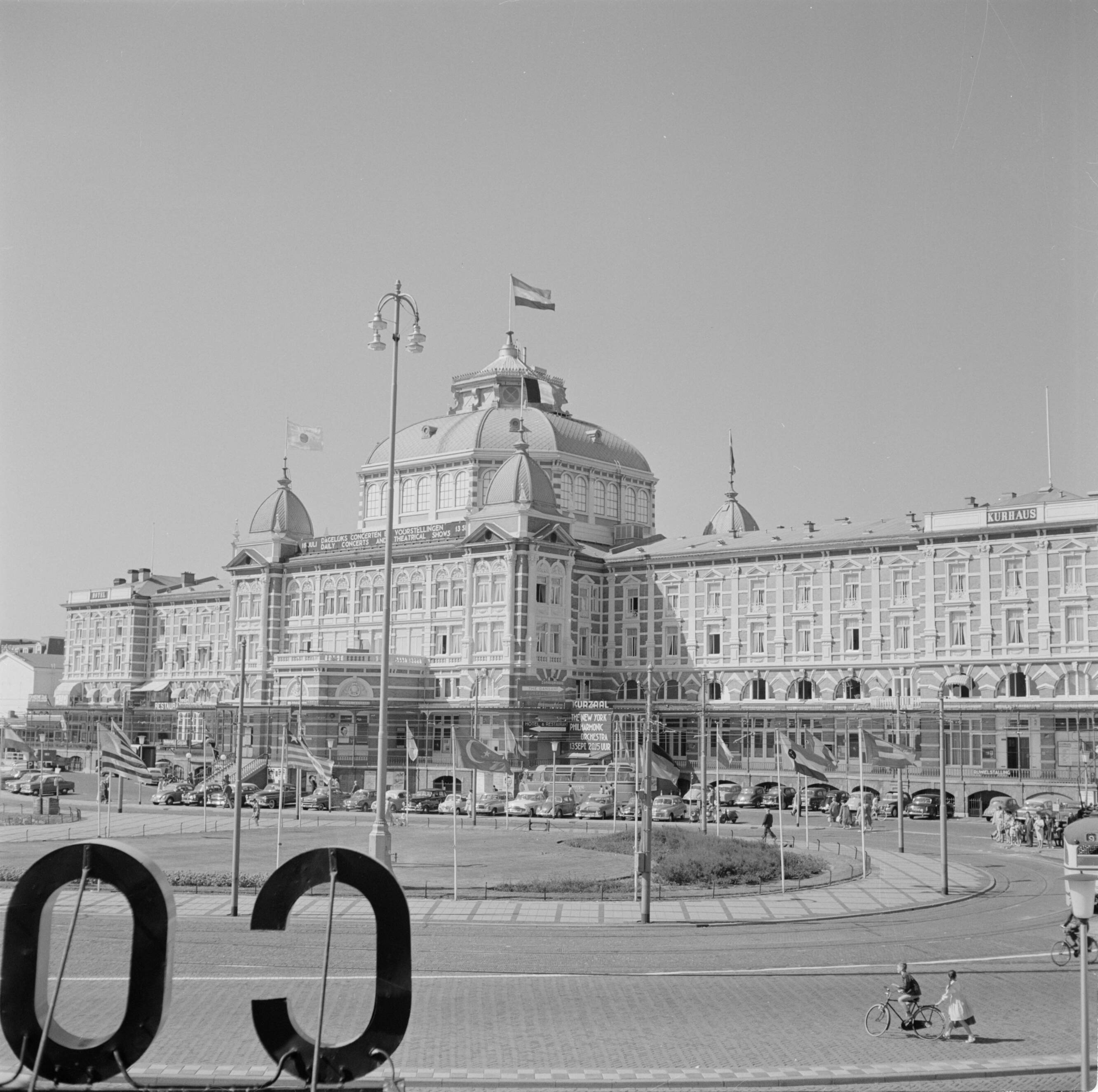 Scheveningen. — Gezicht op het Kurhaus in Scheveningen vanaf het Gevers Deynootplein — Foto: Poll, Willem van de. Licentie: Set B: Rechtenvrij / Publiek Domein. Bron: Nationaal Archief. http://hdl.handle.net/10648/aecee67a-d0b4-102d-bcf8-003048976d84