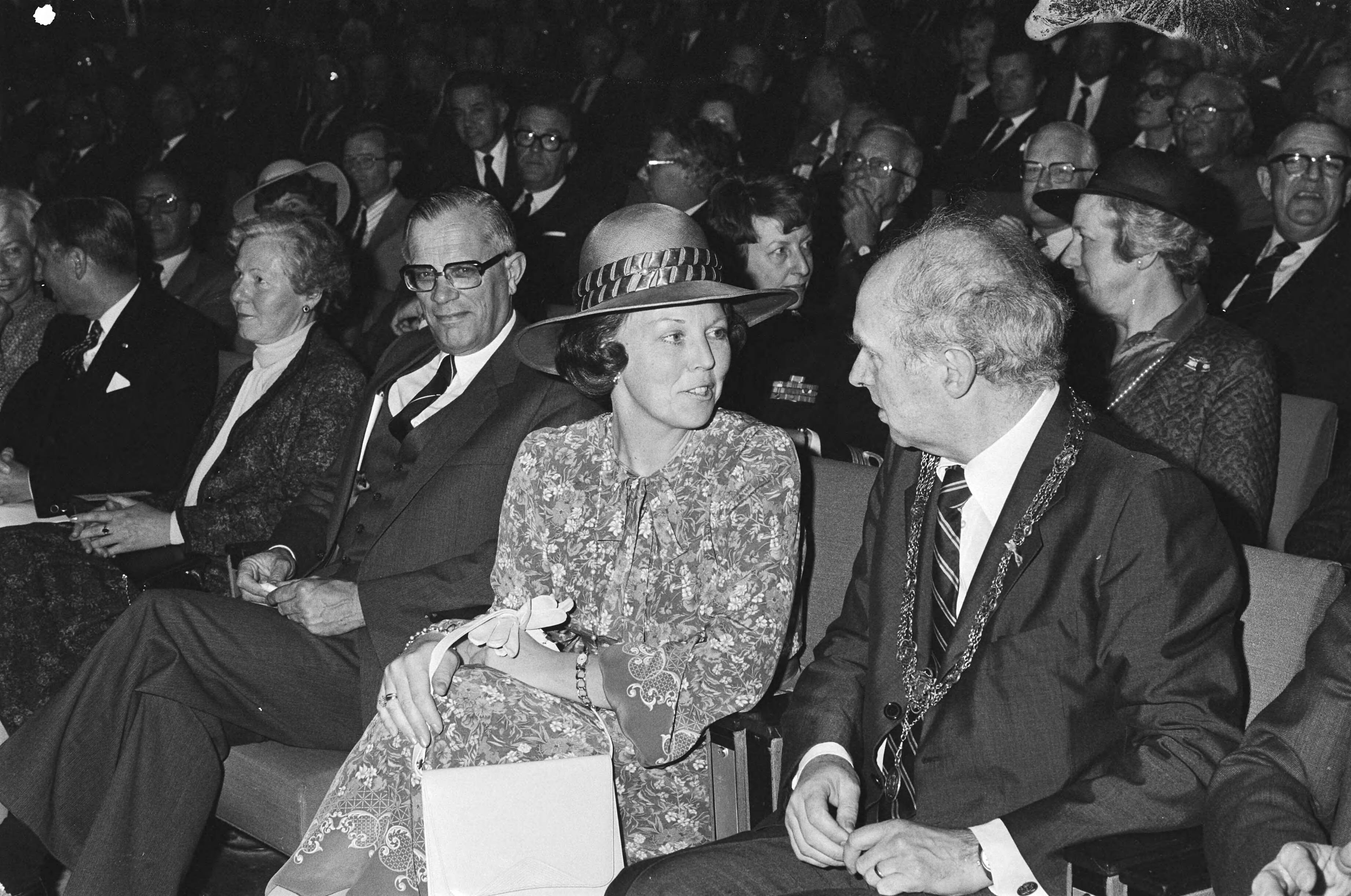 Fotocollectie Anefo — Koningin Beatrix woont in Congresgebouw in Den Haag jubileumbijeenkomst bij t.g.v. 50-jarig bestaan TNO; v.l.n.r. prof. ir. De Jong , Beatrix, burgemeester Schols / — Foto: Antonisse, Marcel / Anefo. Licentie: Set B: Rechtenvrij / Publiek Domein. Bron: Nationaal Archief. http://hdl.handle.net/10648/ad1725ea-d0b4-102d-bcf8-003048976d84