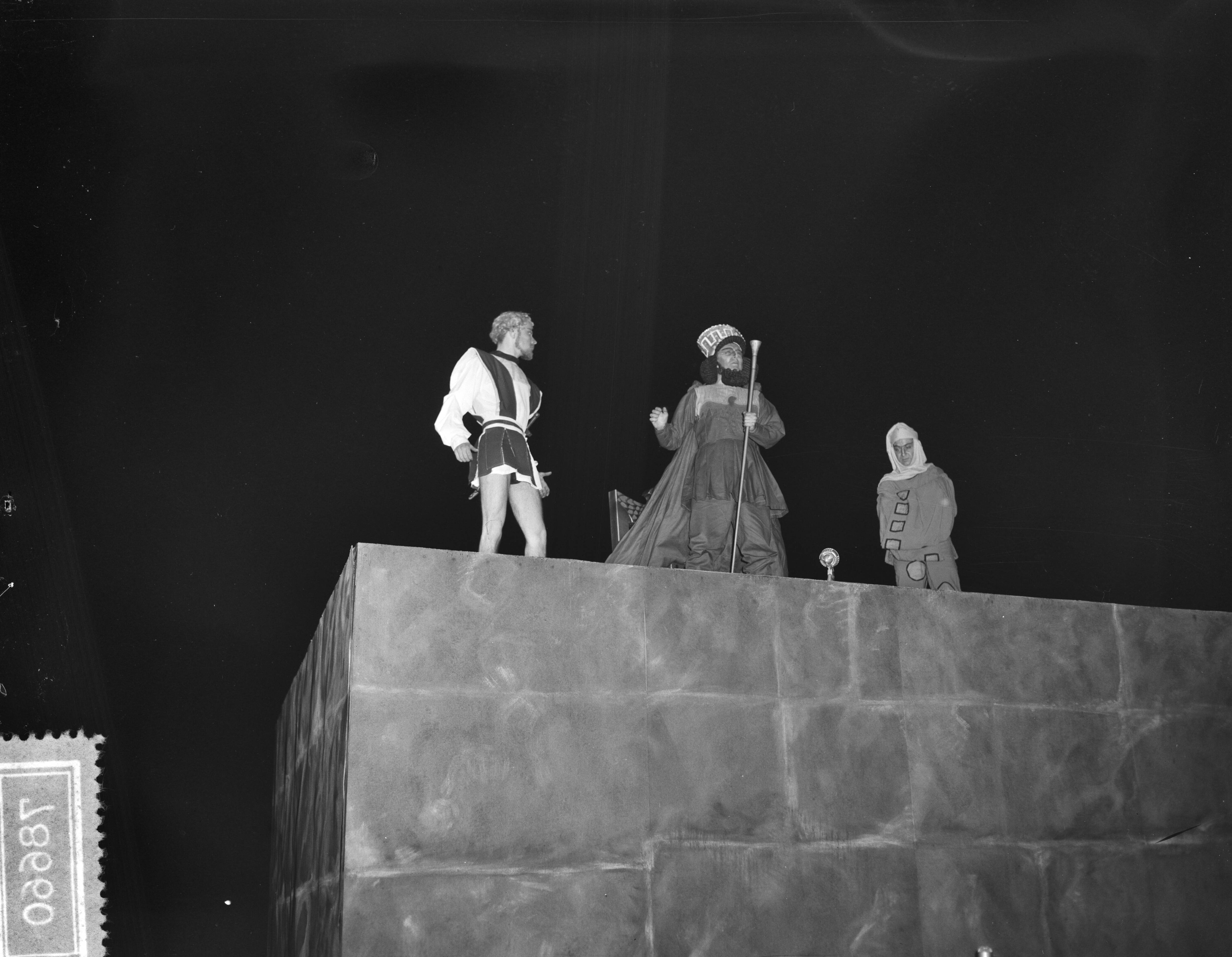 Lustrum USC Utrecht (1956) — Generale repetitie het lustrumspel "Xerxes" van het USC — Foto: Bilsen, Joop van / Anefo. Licentie: Set B: Rechtenvrij / Publiek Domein. Bron: Nationaal Archief. http://hdl.handle.net/10648/a94afdd8-d0b4-102d-bcf8-003048976d84