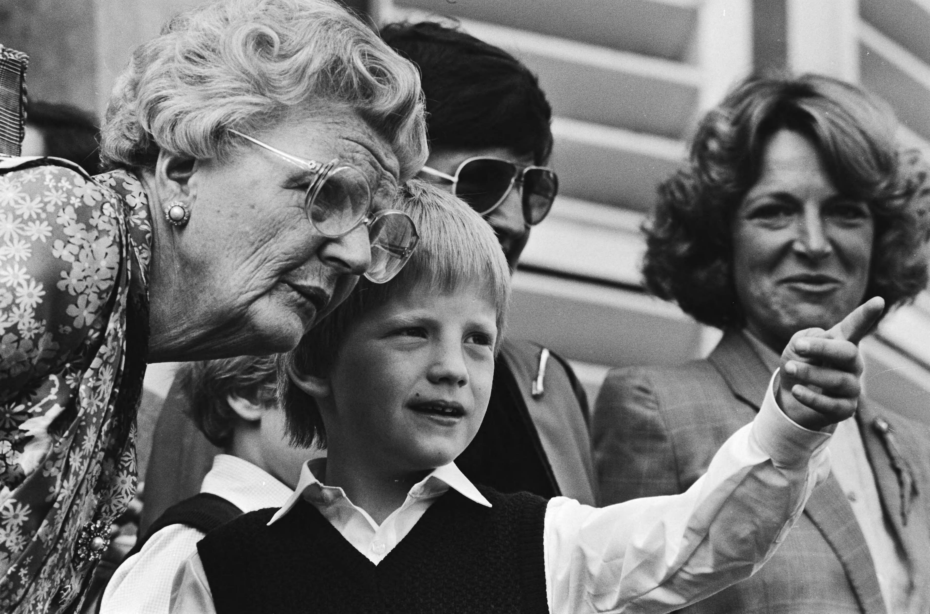 Koninginnedag 1980 — Laatste defilé op paleis Soestdijk; Prinses Juliana en prins Pieter-Christiaan — Foto: Croes, Rob C. / Anefo. Licentie: Set B: Rechtenvrij / Publiek Domein. Bron: Nationaal Archief. http://hdl.handle.net/10648/ace17b8e-d0b4-102d-bcf8-003048976d84