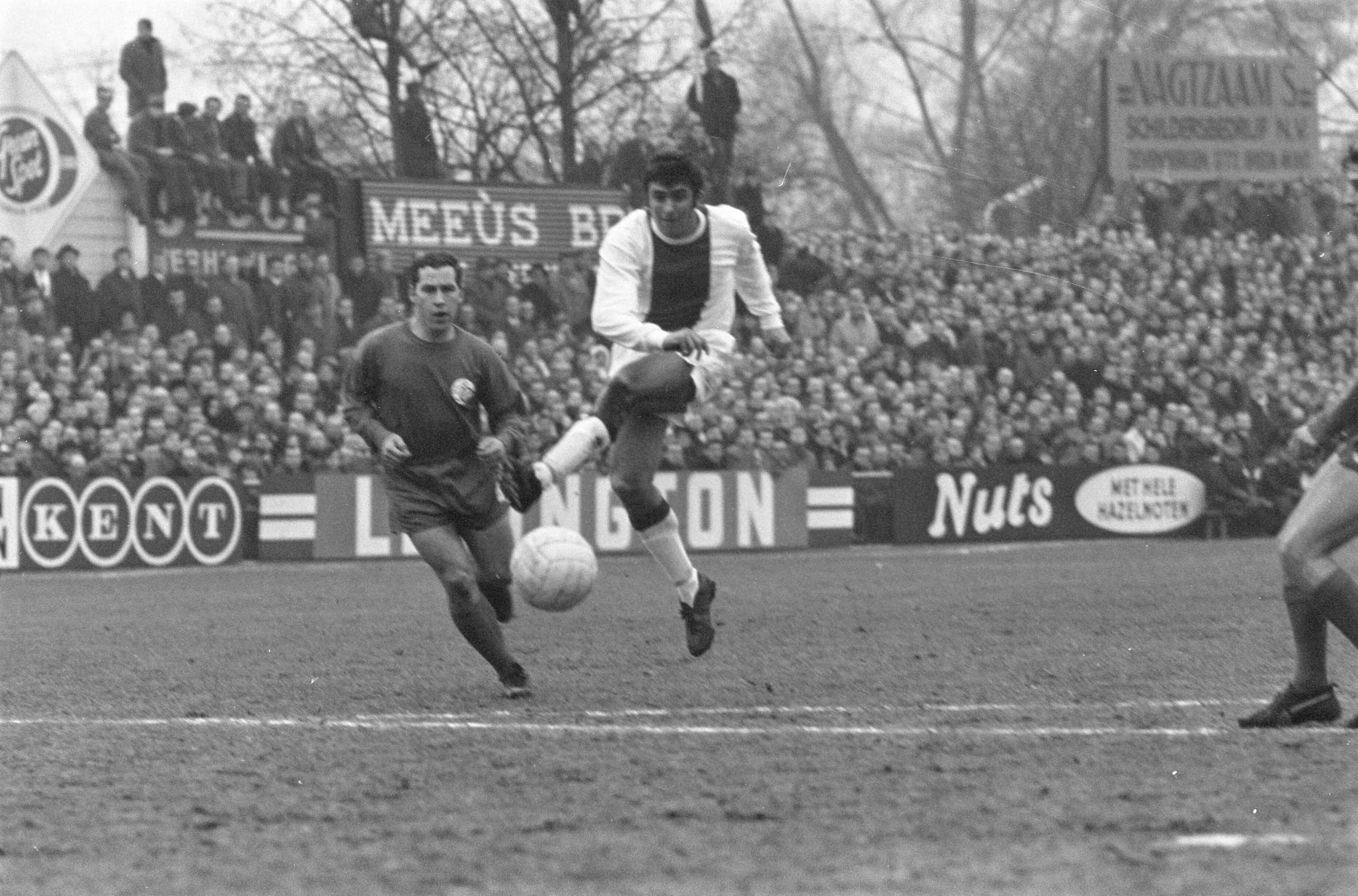 Fotocollectie Anefo — Voetbal. NAC tegen Ajax 0-2. Spelmoment, Sjaak Swart (rechts) in duel met Ad Graaumans — Foto: Koch, Eric / Anefo. Licentie: Set B: Rechtenvrij / Publiek Domein. Bron: Nationaal Archief. http://hdl.handle.net/10648/ab5abcf8-d0b4-102d-bcf8-003048976d84