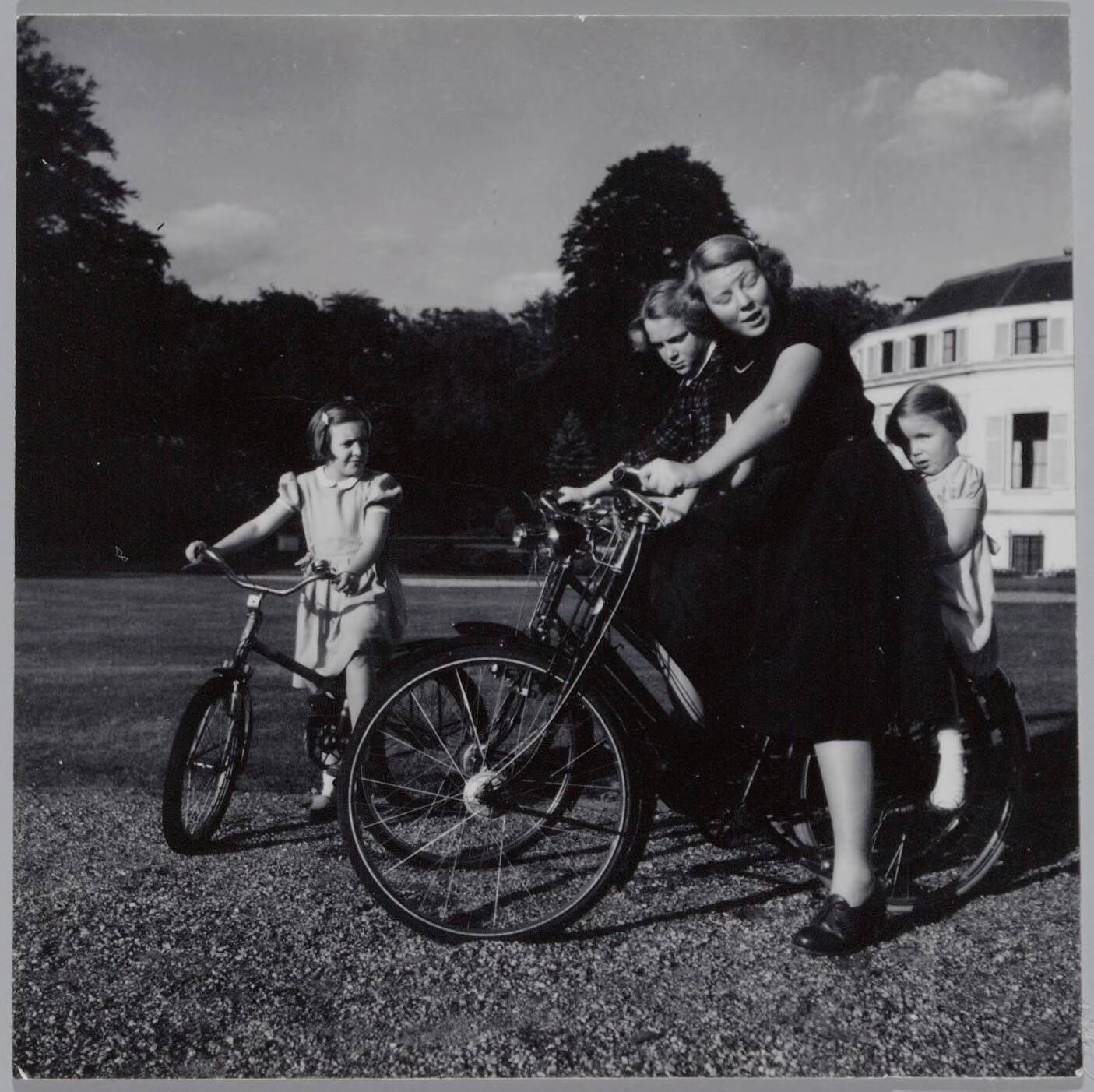 Fotocollectie RVD / Koninklijk Huis — De prinsessen Beatrix, Irene, Margriet en Marijke op de fiets bij Paleis Soestdijk — Foto: Onbekend / RVD. Licentie: Set B: Rechtenvrij / Publiek Domein. Bron: Nationaal Archief. http://hdl.handle.net/10648/afb06154-d0b4-102d-bcf8-003048976d84