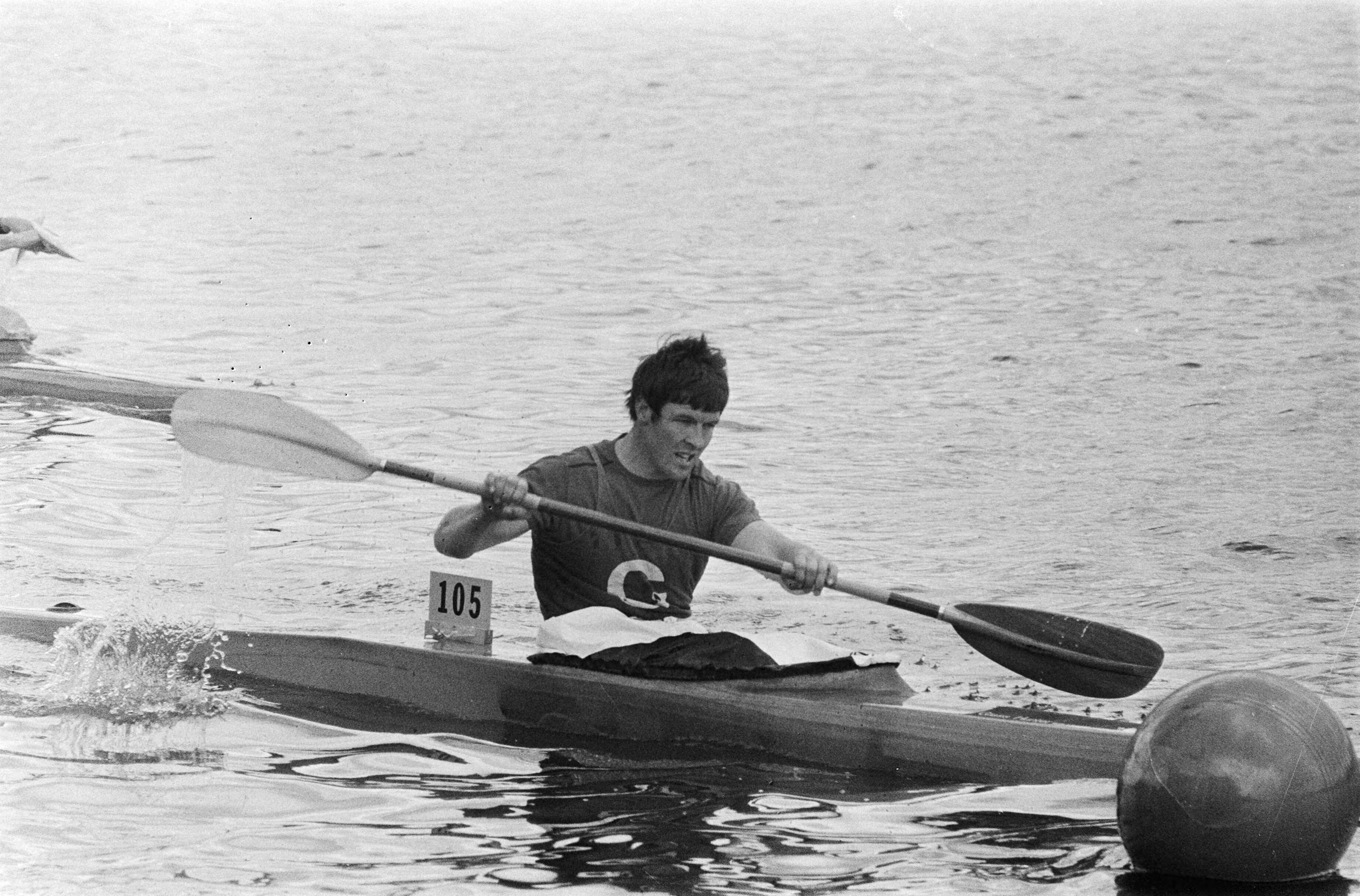 Fotocollectie Anefo — Zaan Regatta kanovaren in Zaandam, Paul Hoekstra in actie — Foto: Peters, Hans / Anefo. Licentie: Set B: Rechtenvrij / Publiek Domein. Bron: Nationaal Archief. http://hdl.handle.net/10648/ac4d1890-d0b4-102d-bcf8-003048976d84