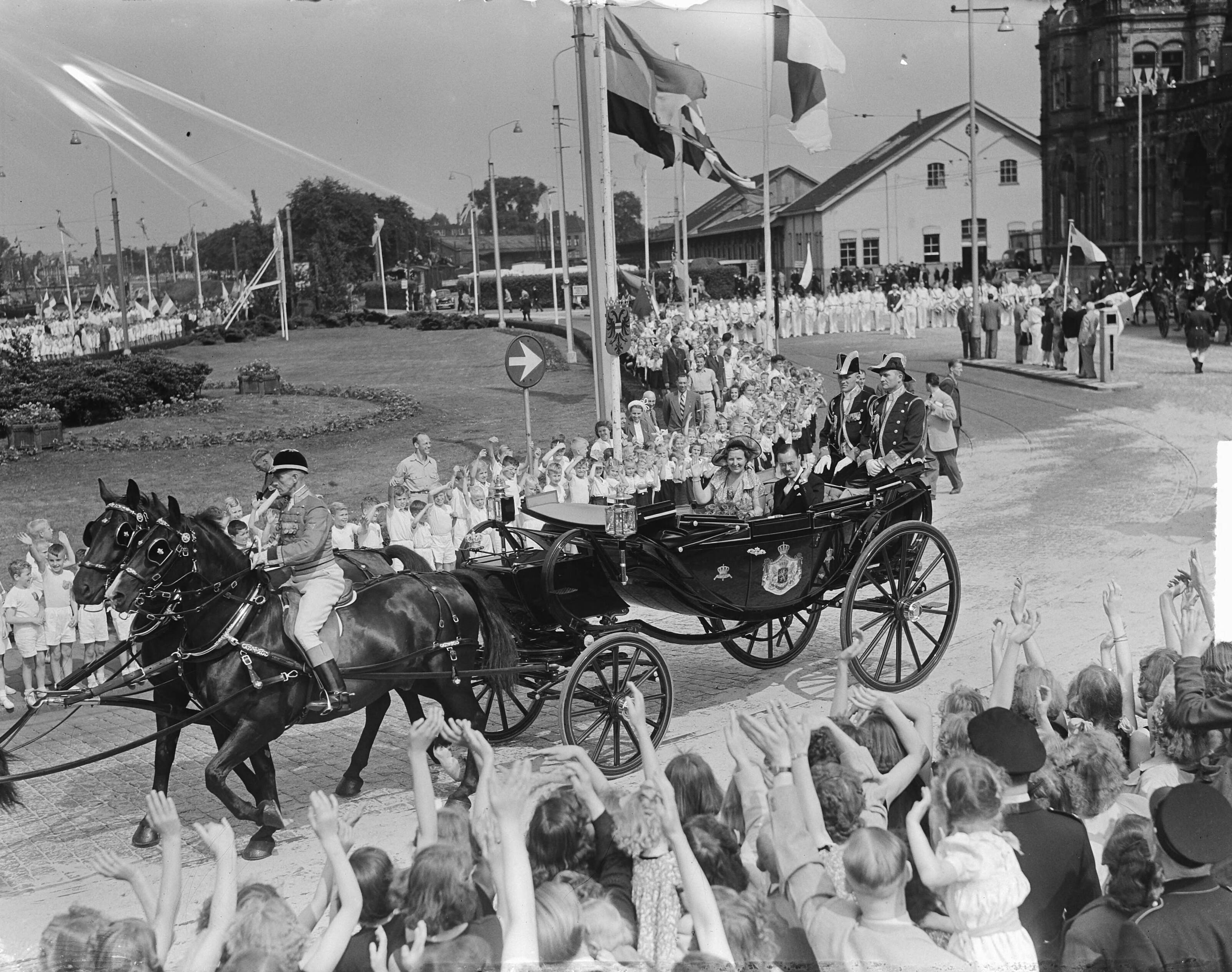 Koninklijk bezoek aan Groningen (1950) — Koninklijk bezoek aan Groningen — Foto: Noske, J.D. / Anefo. Licentie: Set B: Rechtenvrij / Publiek Domein. Bron: Nationaal Archief. http://hdl.handle.net/10648/a8da92f0-d0b4-102d-bcf8-003048976d84