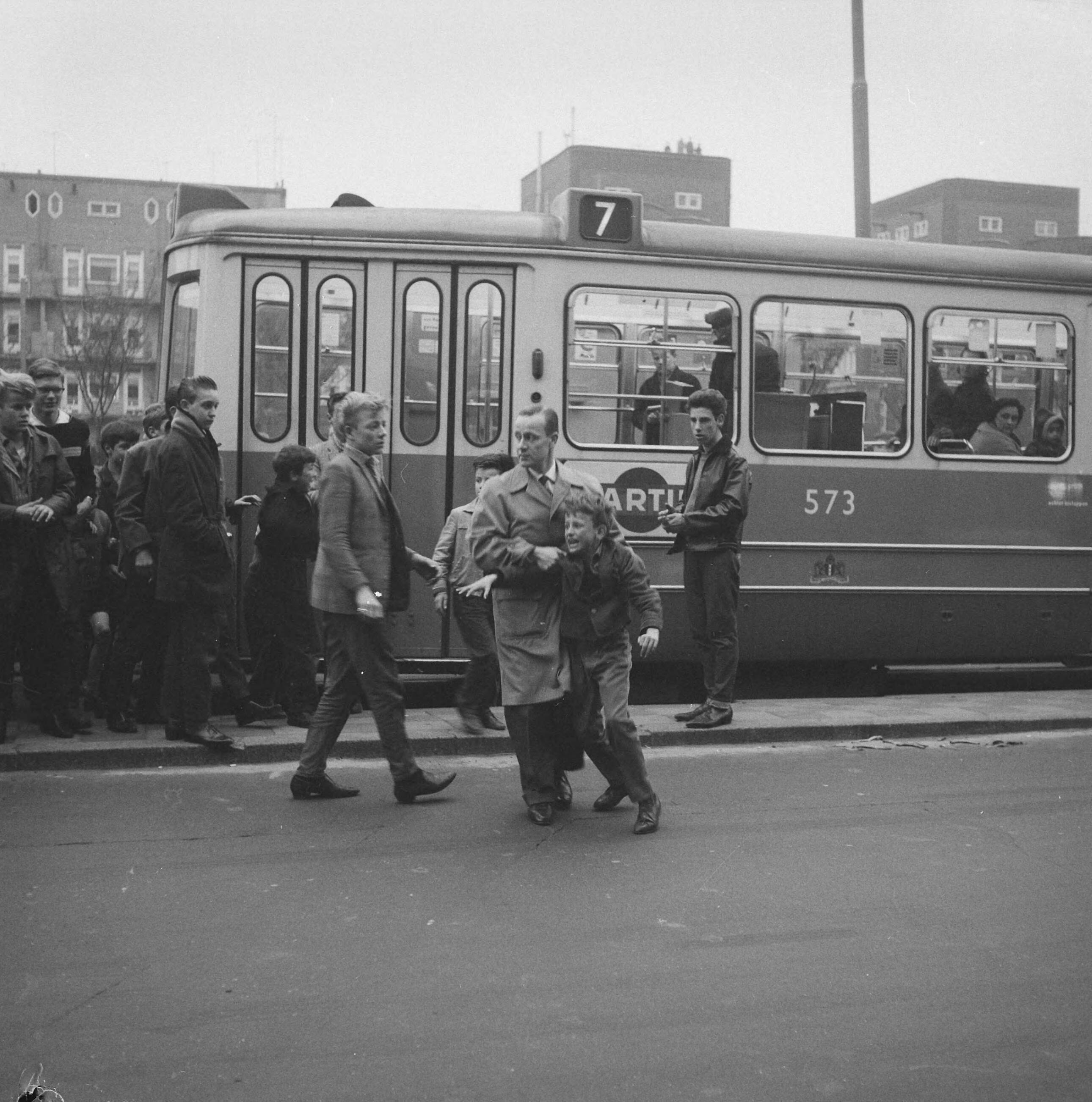 Fotocollectie Anefo — Nozems verstoren twee minuten stilte bij Dodenherking op het Mercatorplein n Amsterdam-West — Foto: Nijs, Jac. de / Anefo. Licentie: Set B: Rechtenvrij / Publiek Domein. Bron: Nationaal Archief. http://hdl.handle.net/10648/aa06559c-d0b4-102d-bcf8-003048976d84