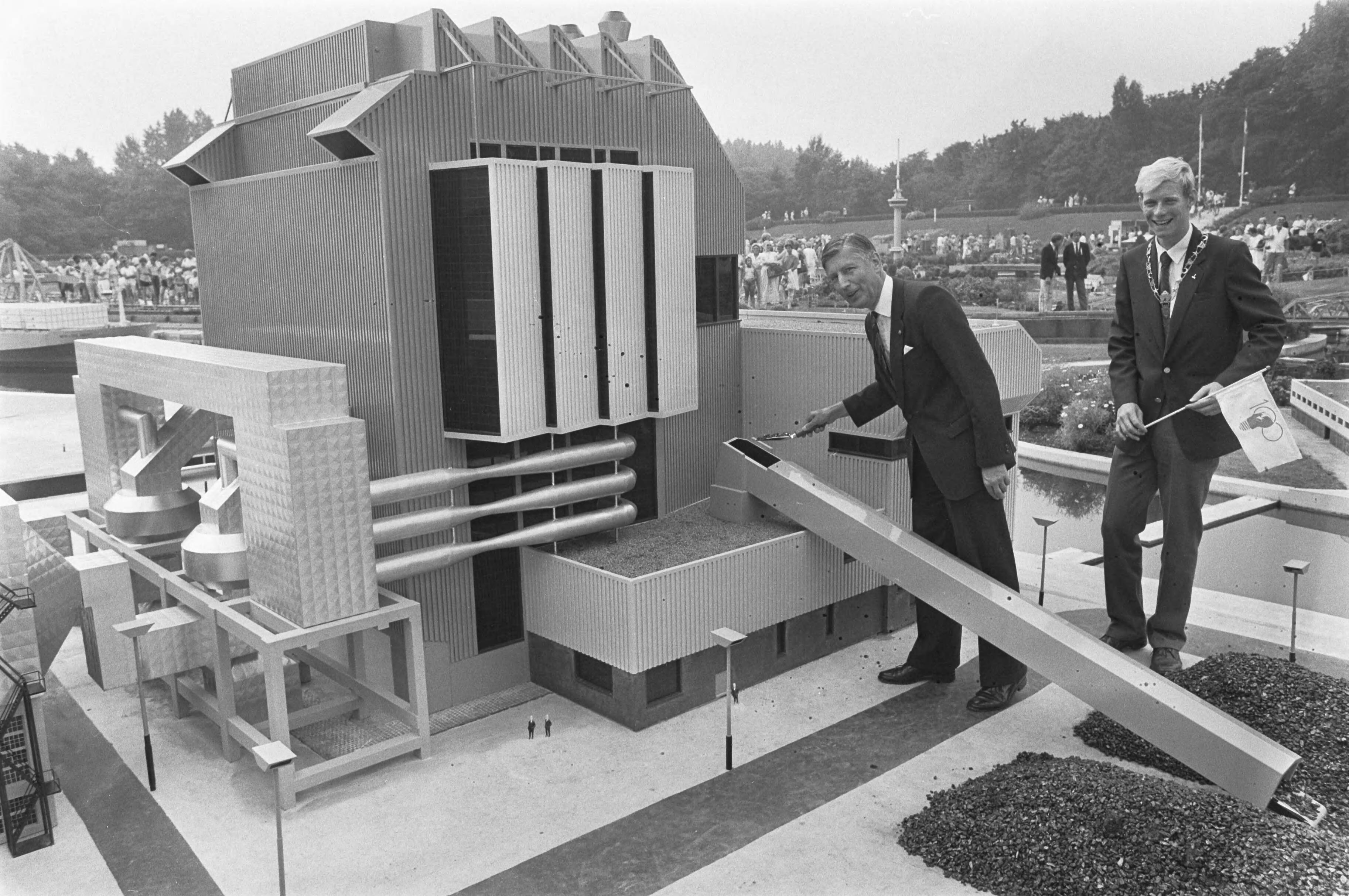 Fotocollectie Anefo — Mr. A. A. M. van Agt stelt miniatuur kolen gestookte electriciteitscentrale in gebruik in Madurodam in Den Haag — Foto: Croes, Rob C. / Anefo. Licentie: Set B: Rechtenvrij / Publiek Domein. Bron: Nationaal Archief. http://hdl.handle.net/10648/ad3c19a4-d0b4-102d-bcf8-003048976d84