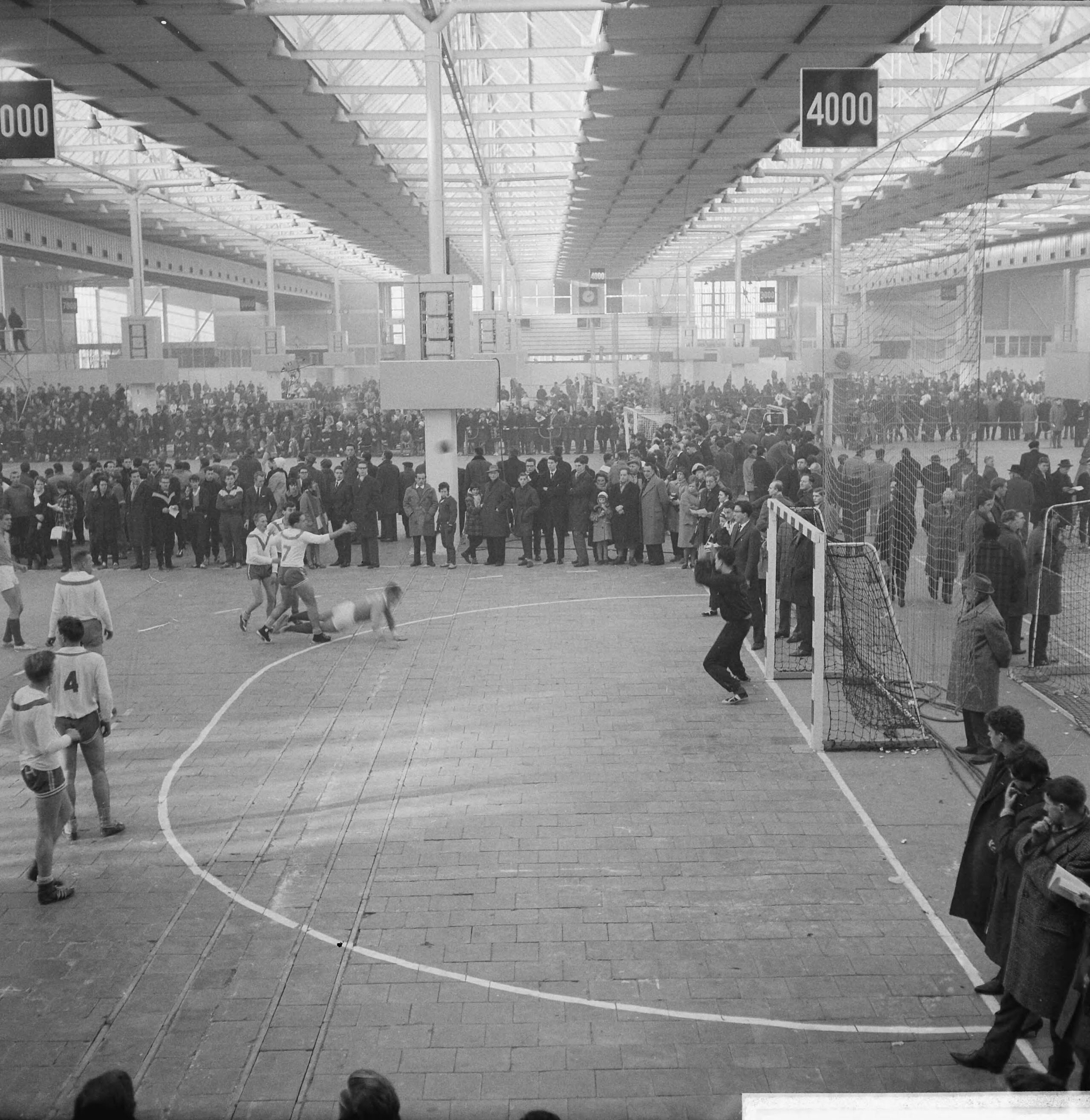 Fotocollectie Anefo — Zaalhandbal kersttoernooi in Utrecht — Foto: Gelderen, Hugo van / Anefo. Licentie: Set B: Rechtenvrij / Publiek Domein. Bron: Nationaal Archief. http://hdl.handle.net/10648/a9f22888-d0b4-102d-bcf8-003048976d84