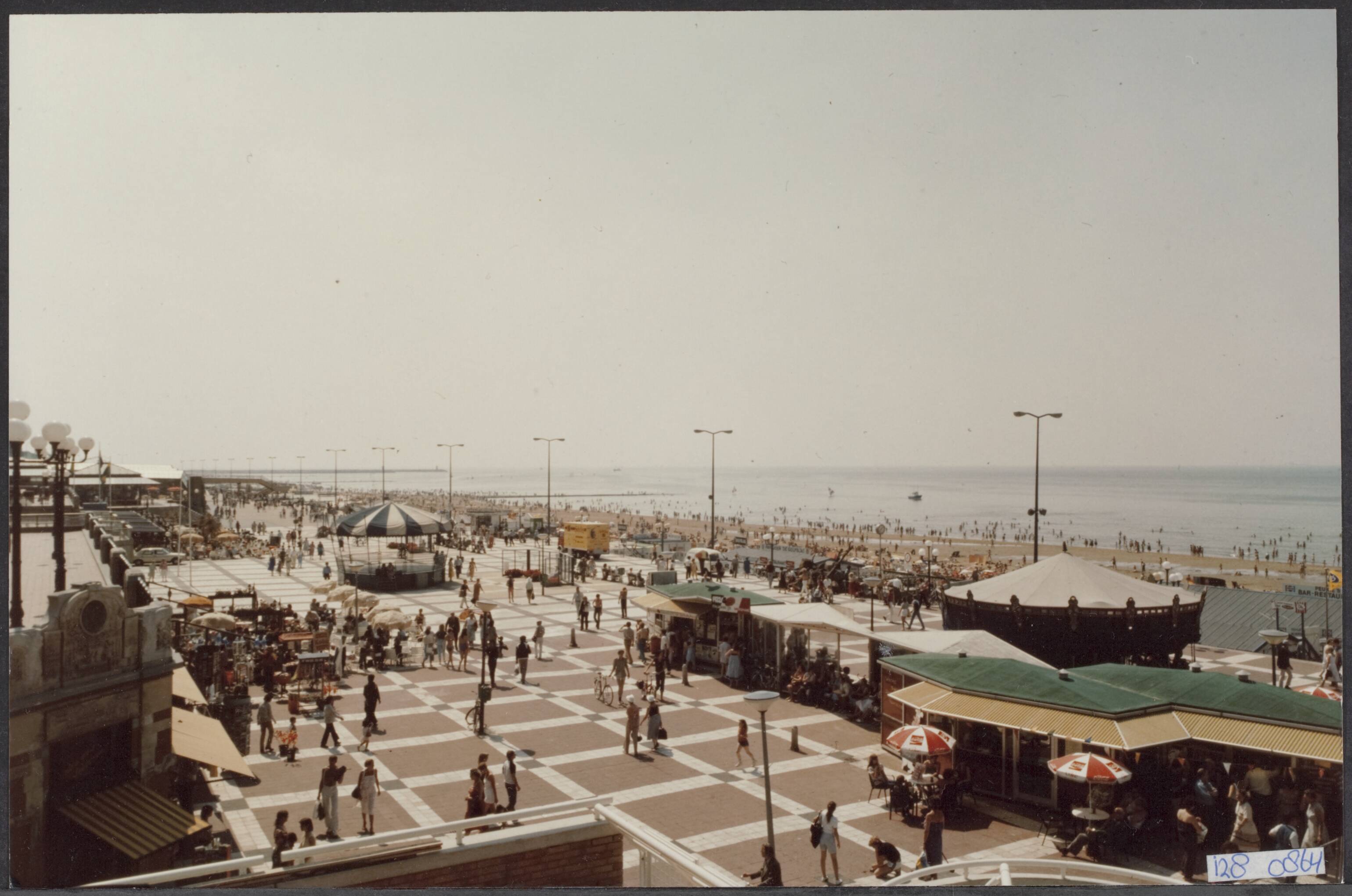 Zee, Scheveningen, Pier [RVD] — Boulevard [Promenade] Scheveningen — Foto: Veltmeijer, H.A. / RVD. Licentie: Set B: Rechtenvrij / Publiek Domein. Bron: Nationaal Archief. http://hdl.handle.net/10648/af44066c-d0b4-102d-bcf8-003048976d84