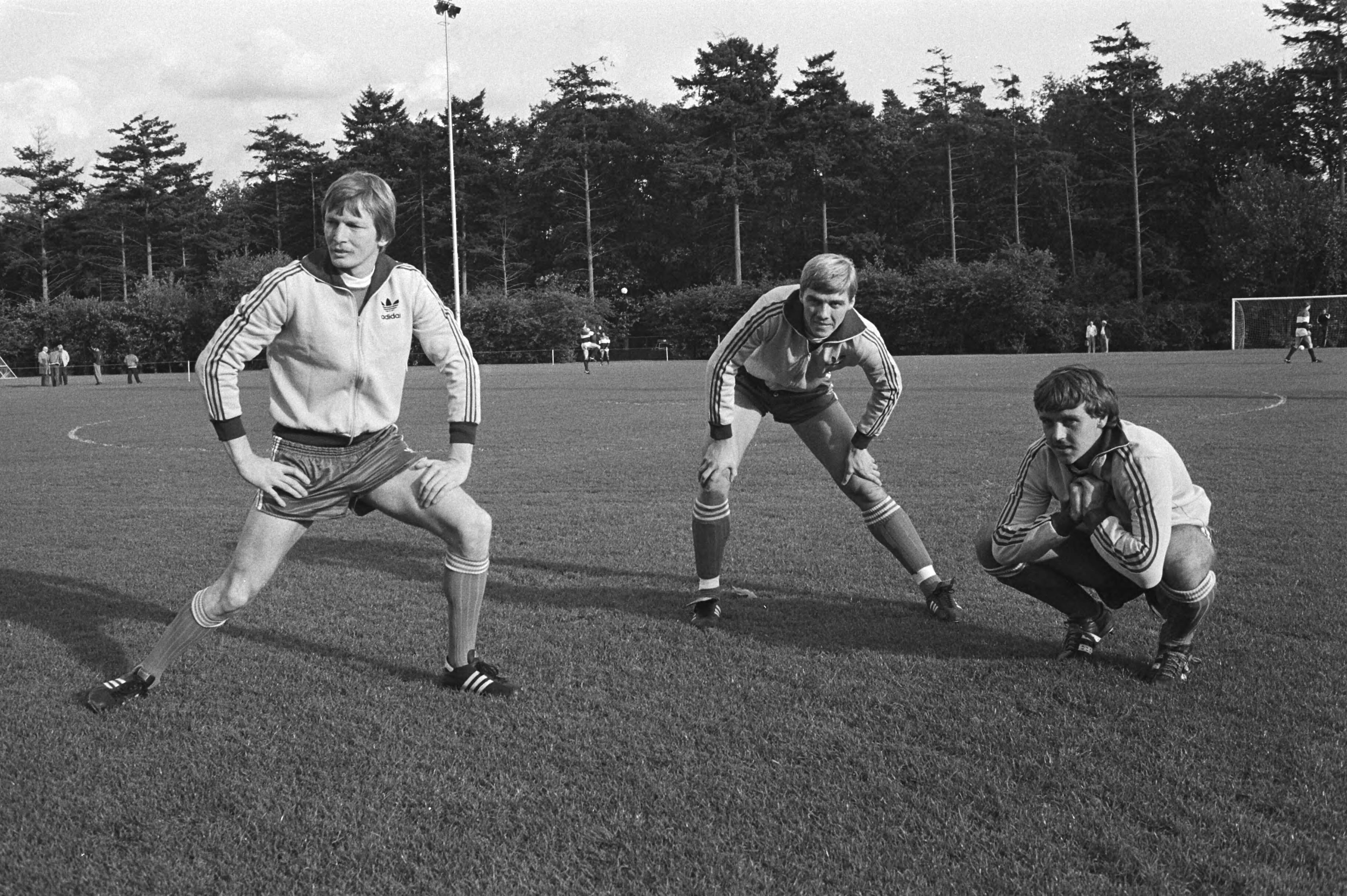 Fotocollectie Anefo — Nederlands elftal trainde vanmiddag in Zeist i.v.m. interland tegen West-Duitsland a.s. zaterdag, Jonger, Molenaar en Tol — Foto: Pereira, Fernando / Anefo. Licentie: Set B: Rechtenvrij / Publiek Domein. Bron: Nationaal Archief. http://hdl.handle.net/10648/acea5420-d0b4-102d-bcf8-003048976d84