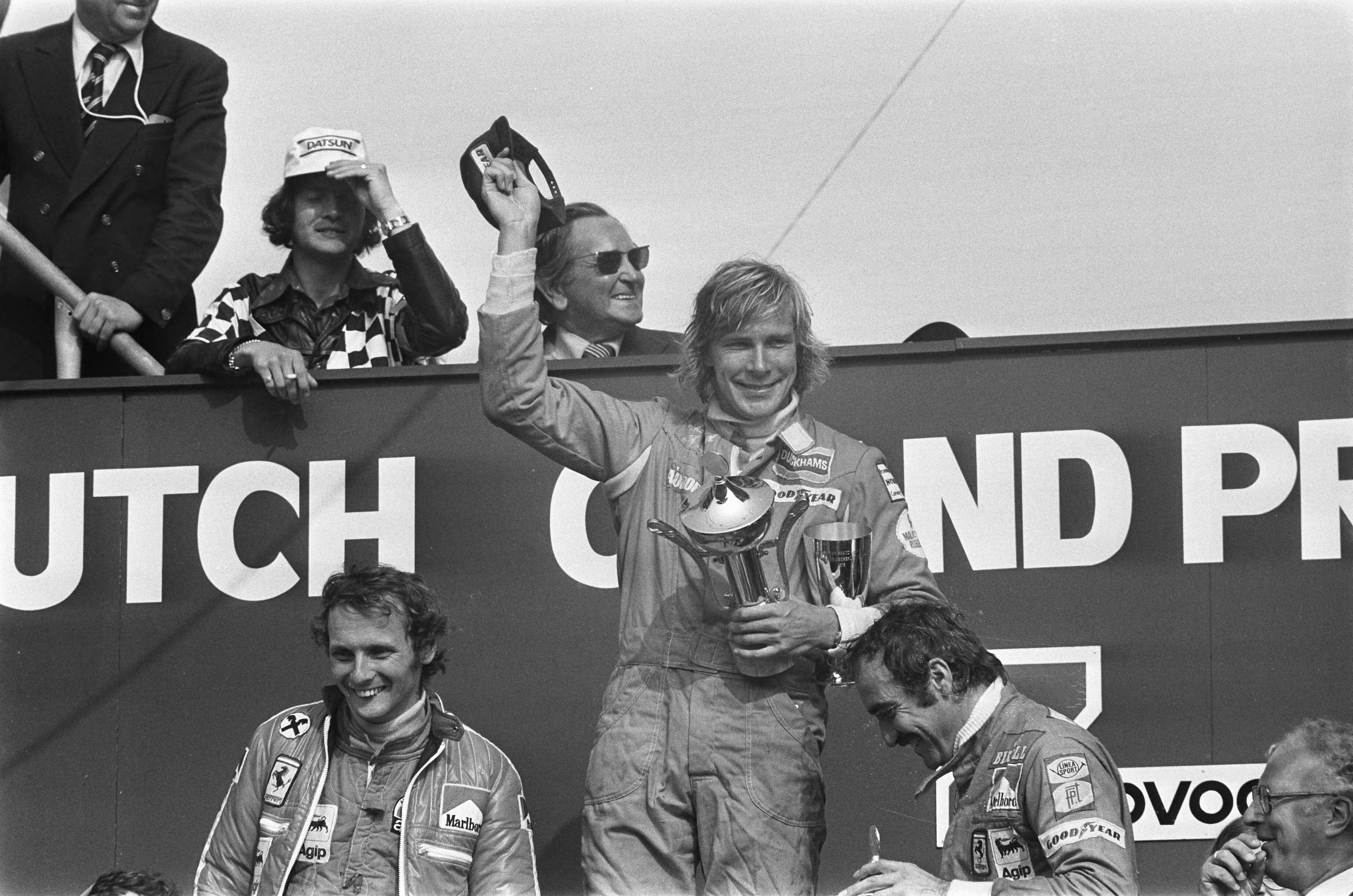 Grand Prix op het circuit van Zandvoort — Huldiging van winnaar James Hunt, links Niki Lauda — Foto: Croes, Rob C. / Anefo. Licentie: Set B: Rechtenvrij / Publiek Domein. Bron: Nationaal Archief. http://hdl.handle.net/10648/ac6bd32a-d0b4-102d-bcf8-003048976d84