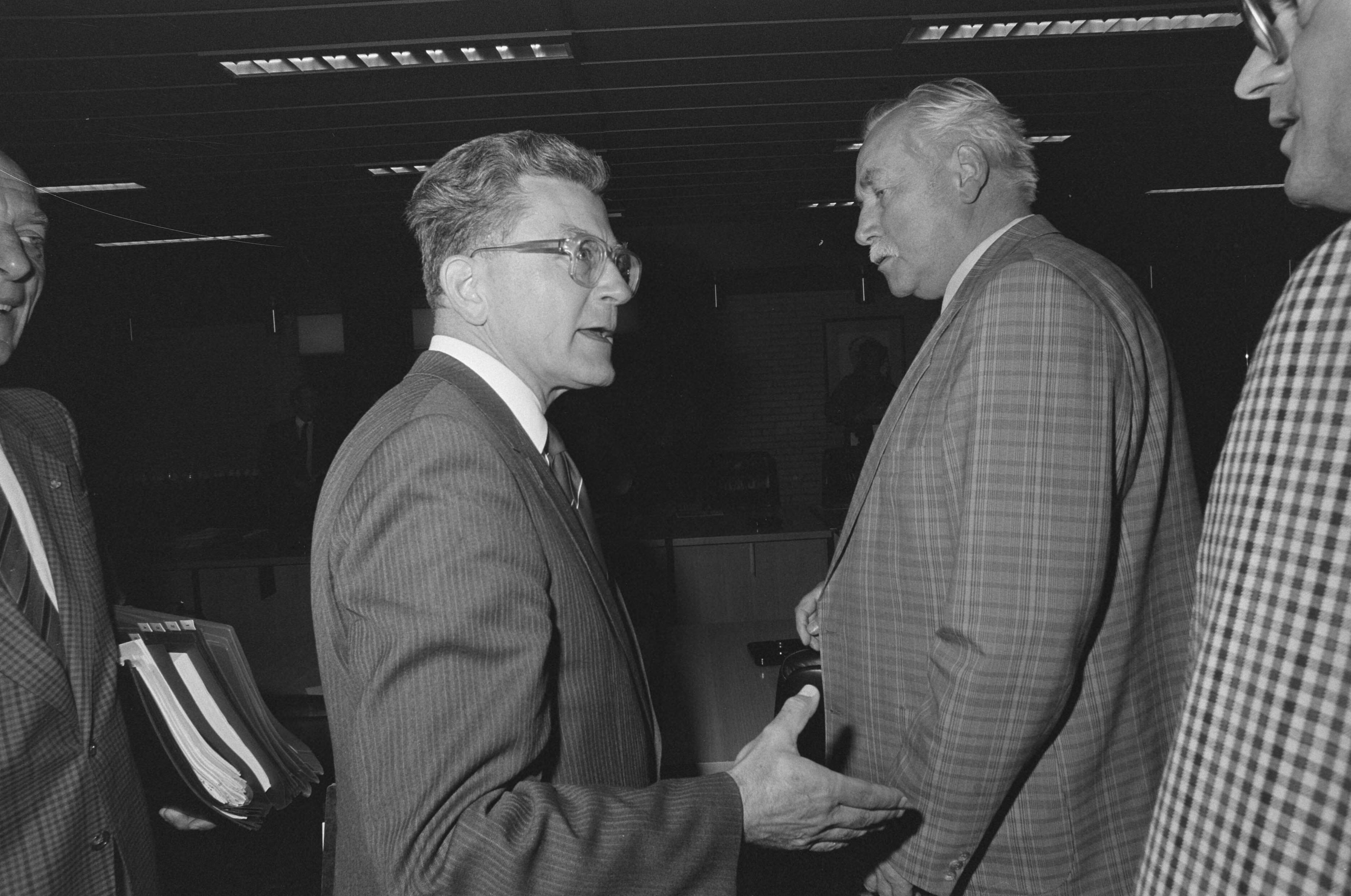 Fotocollectie Anefo — Den Haag ; minister Van Dijk overleg met ambtenarenbond minister Van Dijk (l) en Van der Scheur — Foto: Bogaerts, Rob / Anefo. Licentie: Set B: Rechtenvrij / Publiek Domein. Bron: Nationaal Archief. http://hdl.handle.net/10648/ad61a386-d0b4-102d-bcf8-003048976d84