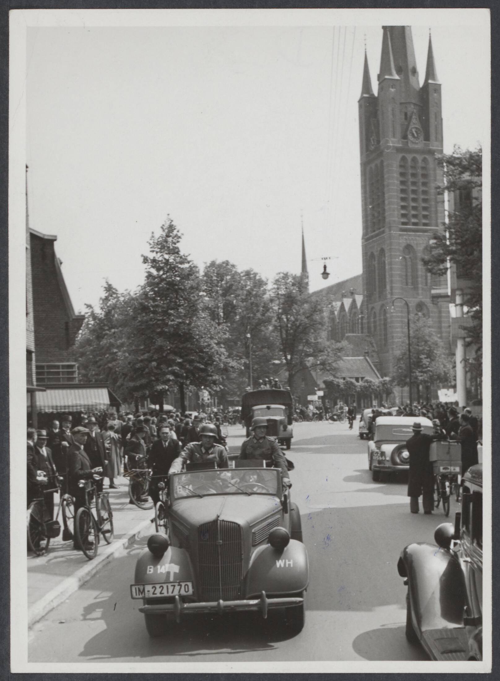 B. Nederlands Front - Meidagen '40. — Duitse troepen trekken Hilversum binnen — Foto: Stapf, F.A. / International Press Service. Licentie: Set B: Rechtenvrij / Publiek Domein. Bron: Nationaal Archief. http://hdl.handle.net/10648/2cde19ff-96ef-87d4-8dbd-b93d099e416c