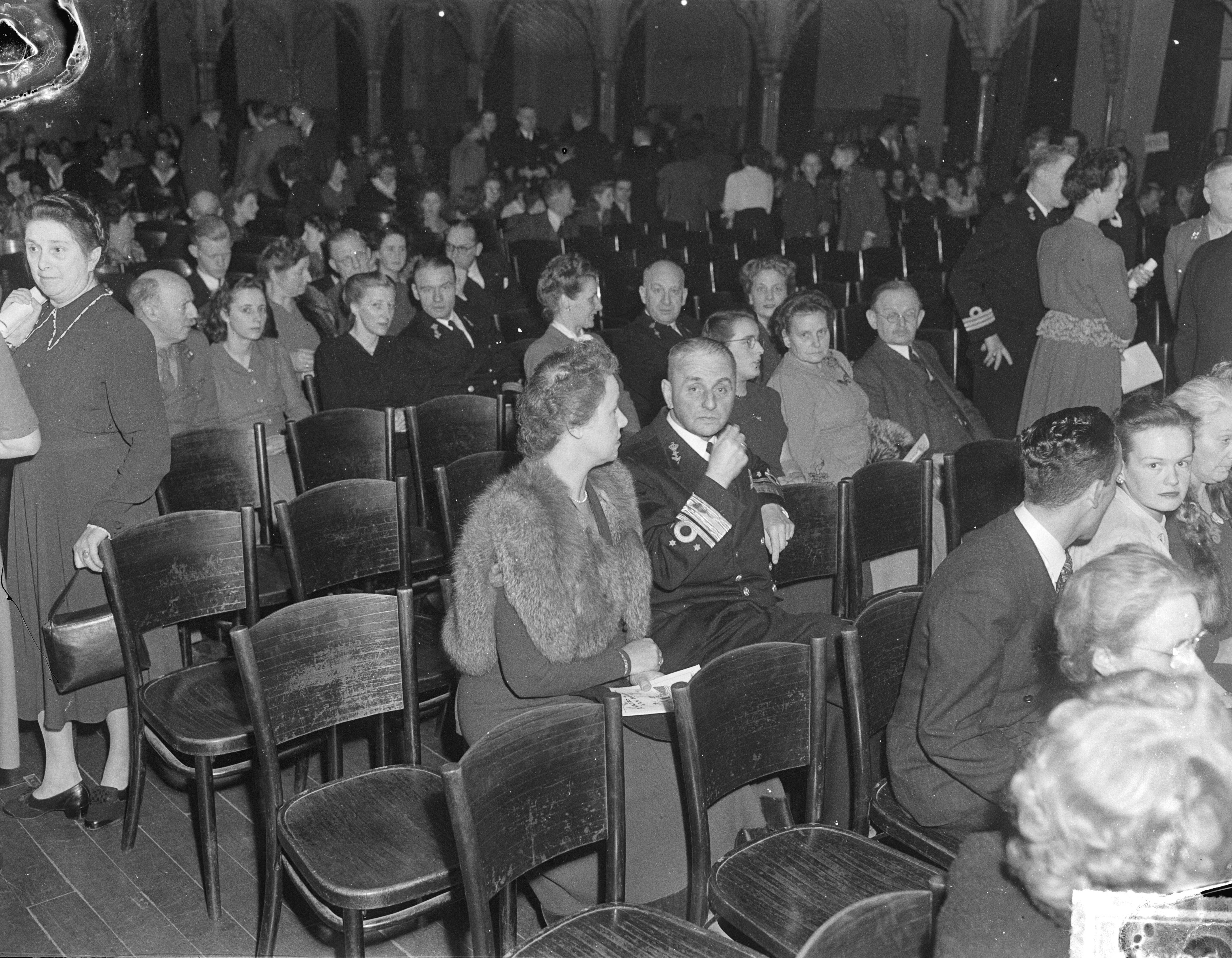 Fotocollectie Anefo — Gala-avond Minister van Marine in de dierentuin van Den Haag — Foto: Merk, Ben / Anefo. Licentie: Set B: Rechtenvrij / Publiek Domein. Bron: Nationaal Archief. http://hdl.handle.net/10648/a8c3739a-d0b4-102d-bcf8-003048976d84