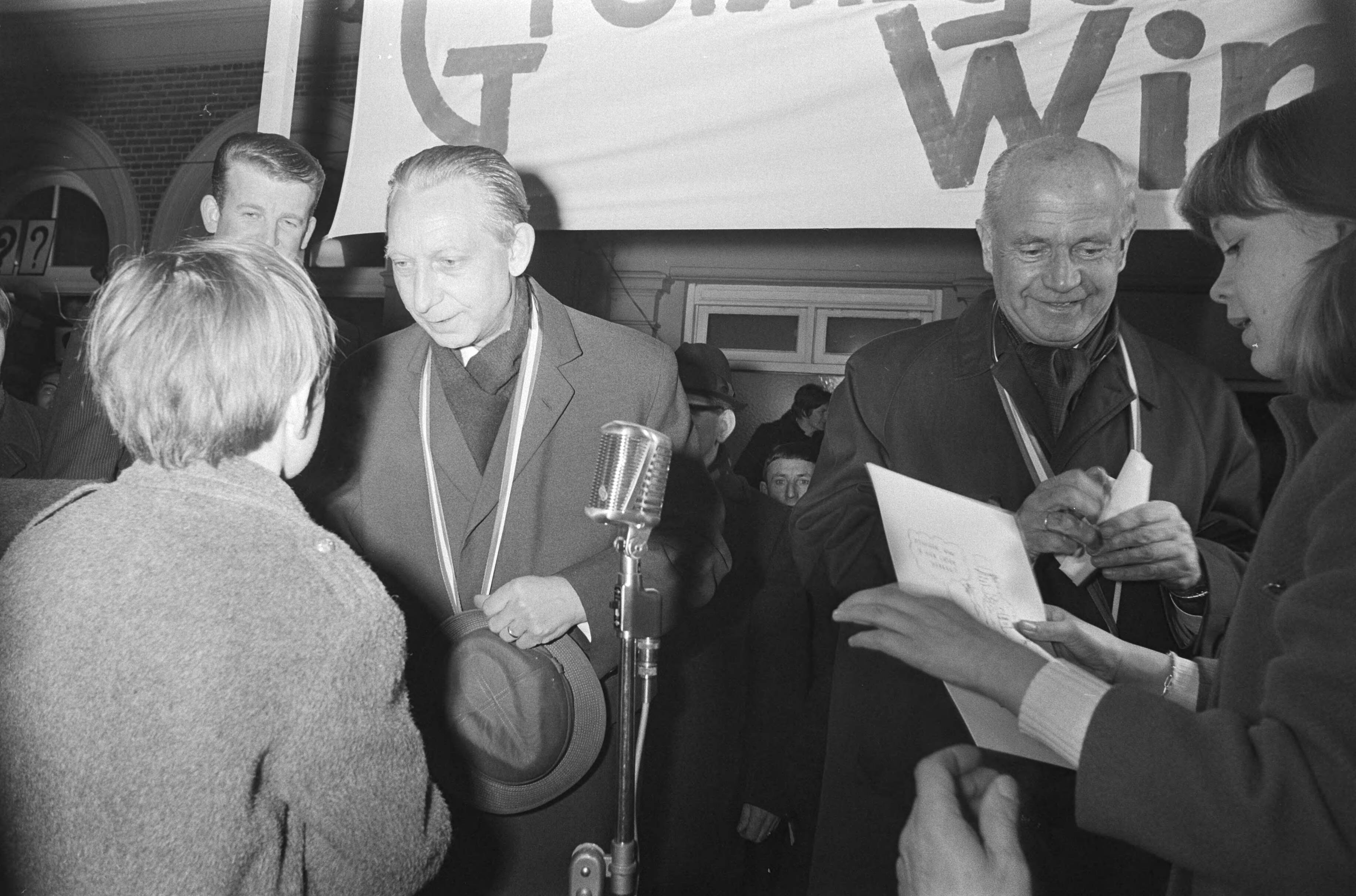 Fotocollectie Anefo — Actie "Noodklok Oost-Groningen". 28 Kamerleden in Winschoten, Oost-Groningen, voor slecht economische situatie — Foto: Verhoeff, Bert / Anefo. Licentie: Set B: Rechtenvrij / Publiek Domein. Bron: Nationaal Archief. http://hdl.handle.net/10648/abb02422-d0b4-102d-bcf8-003048976d84