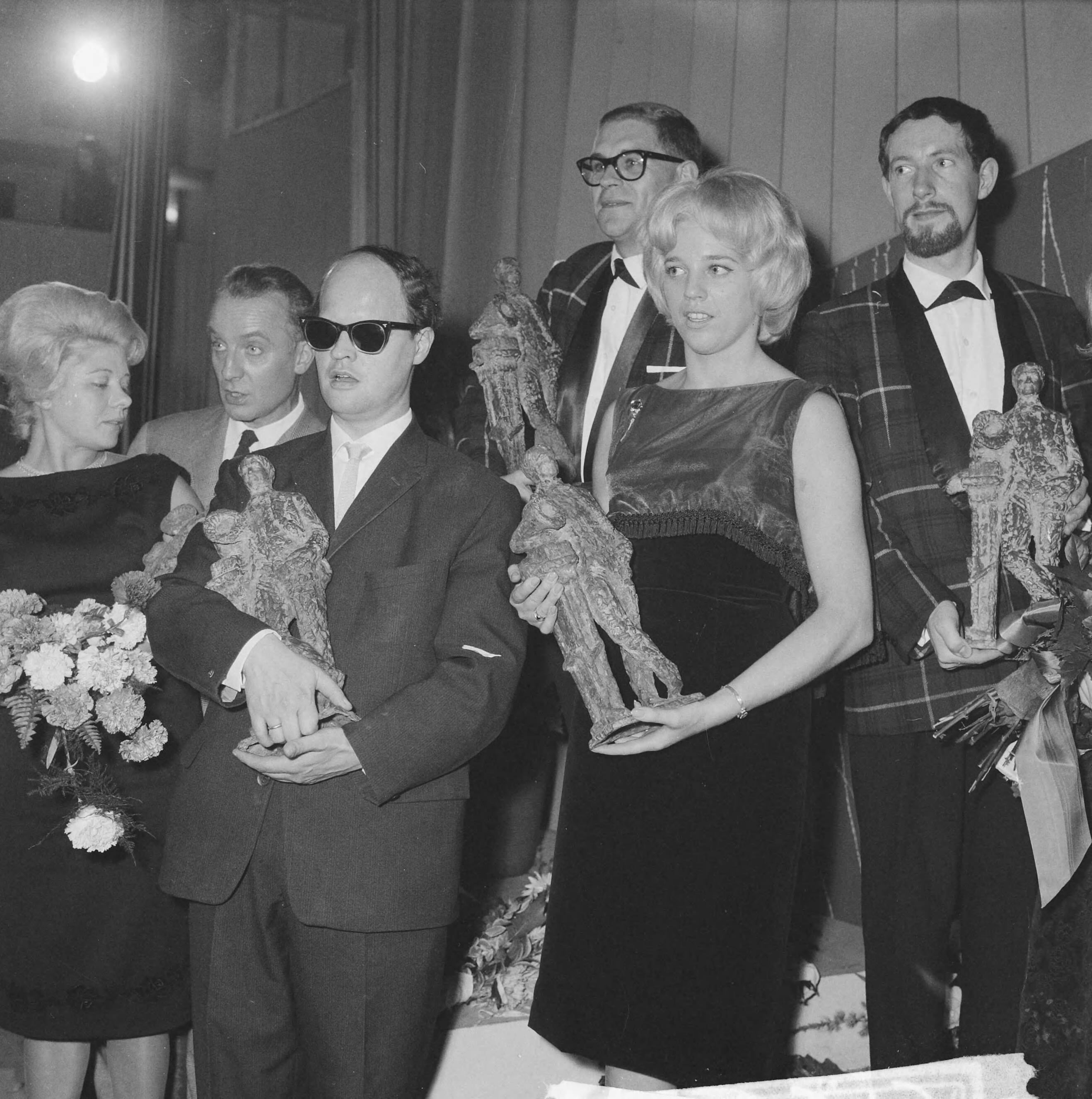Grand Gala du Disque 1962 — Grand Gala du Disque. Uitreiking Nationale Edisons; vlnr. Thérèse Michielsen (mevr. Brel),, Wim Sonneveld, Jules de Corte, Cees Slinger (The Diamond Five) Ellen Craamer en ? (lid Diamond Five) — Foto: Koch, Eric / Anefo. Licentie: Set B: Rechtenvrij / Publiek Domein. Bron: Nationaal Archief. http://hdl.handle.net/10648/aa195930-d0b4-102d-bcf8-003048976d84