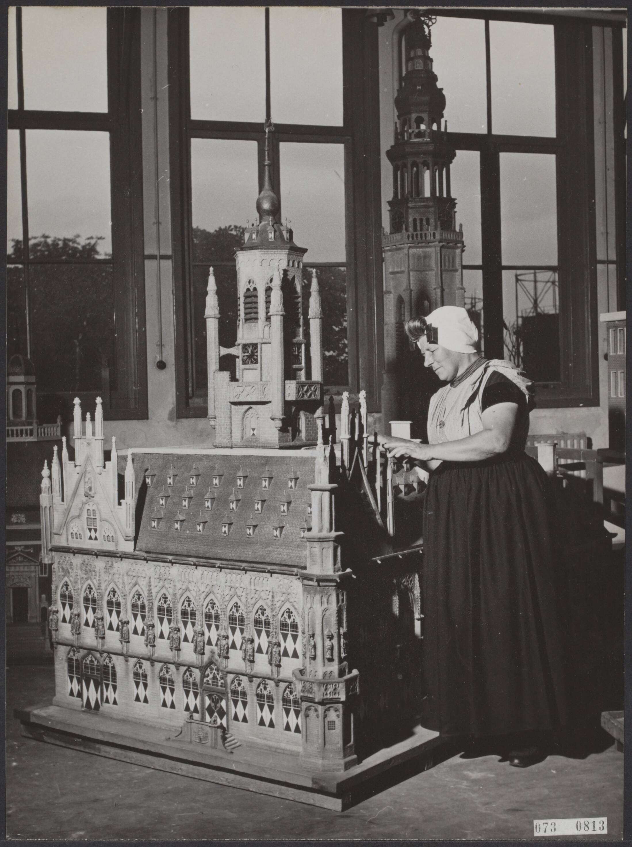 Fotocollectie Elsevier Binnenland — Ieder dorp en iedere stad op Walcheren maakt op het ogenblik zijn fraaie gebouwen in miniatuur voor de tentoonstelling, die in juni 1955 ter Middelburg door koningin Juliana zal worden geopend. Het stadhuis van Middelburg, door leerlingen van de ambachtsschool aldaar vervaardigd — Foto: Fotograaf Onbekend / Anefo. Licentie: Set B: Rechtenvrij / Publiek Domein. Bron: Nationaal Archief. http://hdl.handle.net/10648/ae15d216-d0b4-102d-bcf8-003048976d84
