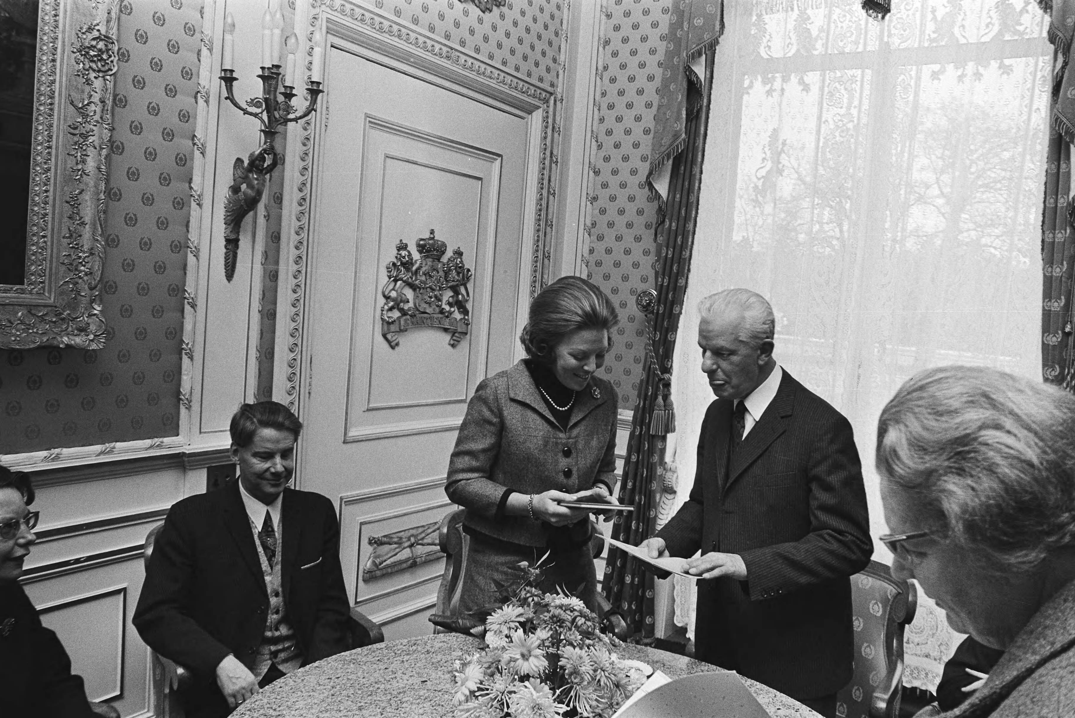 Fotocollectie Anefo — koningin Juliana en Prinses Beatrix ontvangen bundel gedichten van Nederlandse Blindenbond , Soestdijk — Foto: Evers, Joost / Anefo. Licentie: Set B: Rechtenvrij / Publiek Domein. Bron: Nationaal Archief. http://hdl.handle.net/10648/abab2364-d0b4-102d-bcf8-003048976d84