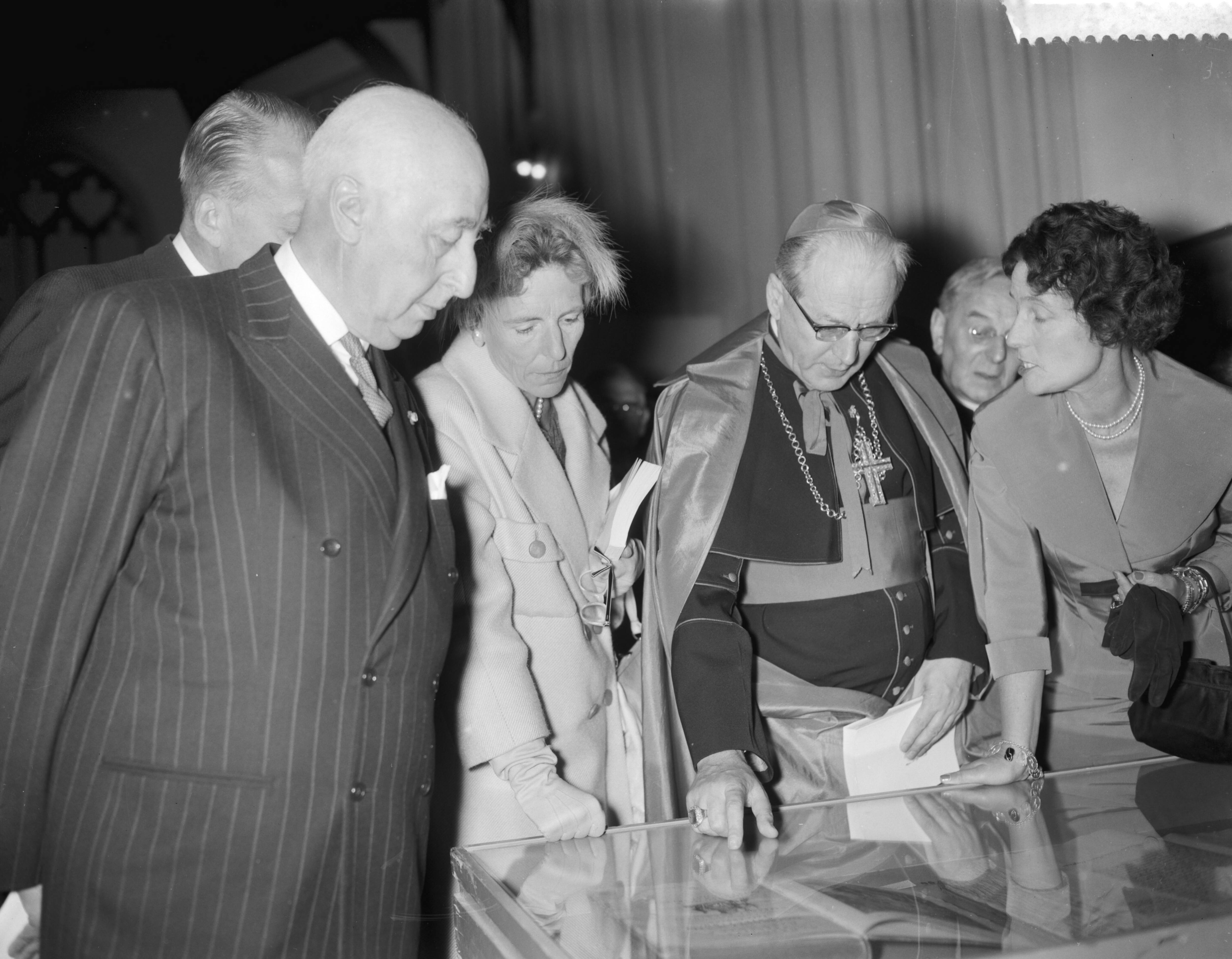 Fotocollectie Anefo — Opening tentoonstelling over "Adrianus IV" door mgr. B. J. Alfrink in het Centraal Museum te Utrecht — Foto: Bilsen, Joop van / Anefo. Licentie: Set B: Rechtenvrij / Publiek Domein. Bron: Nationaal Archief. http://hdl.handle.net/10648/a99ea2c6-d0b4-102d-bcf8-003048976d84