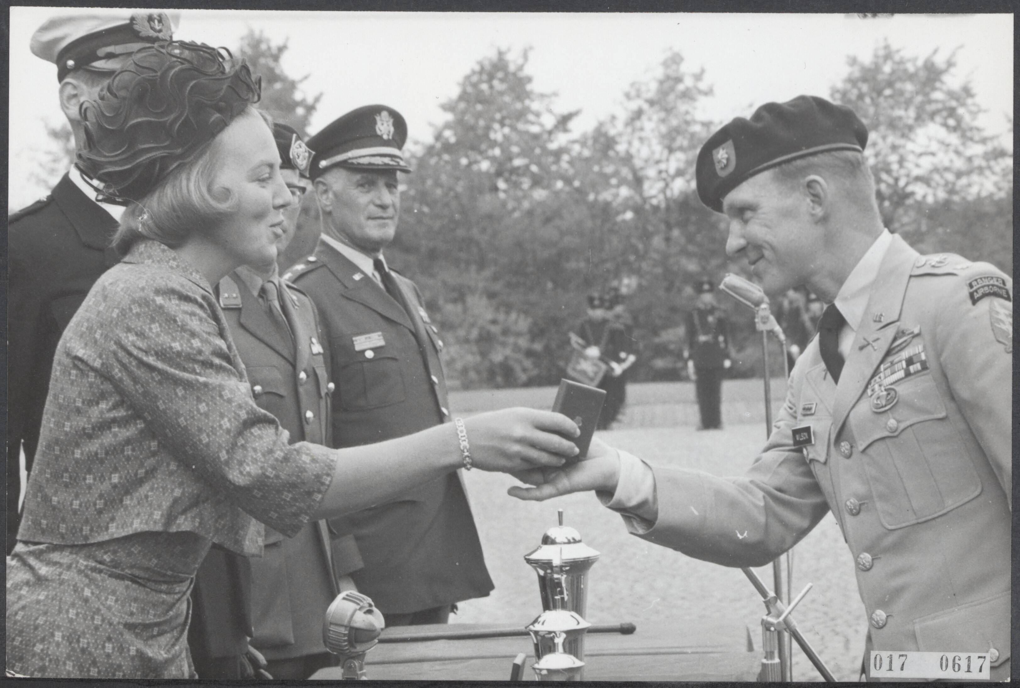 Fotocollectie Elsevier Binnenland — Prinses Beatrix heeft een bezoek gebracht aan de Koninklijke Militaire Academie in Breda om daar de prijzen uit te reiken aan de winnaars van de sportwedstrijden van het 17e congres van de Confederation Interallies des Officiers de Reserve. Winnaar werd het equipe van de Verenigde Staten. Prinses Beatrix overhandigt de Chef de Equipe van de groep Amerikanen de medaille — Foto: Pot, Harry / Anefo. Licentie: Set B: Rechtenvrij / Publiek Domein. Bron: Nationaal Archief. http://hdl.handle.net/10648/adbe7476-d0b4-102d-bcf8-003048976d84