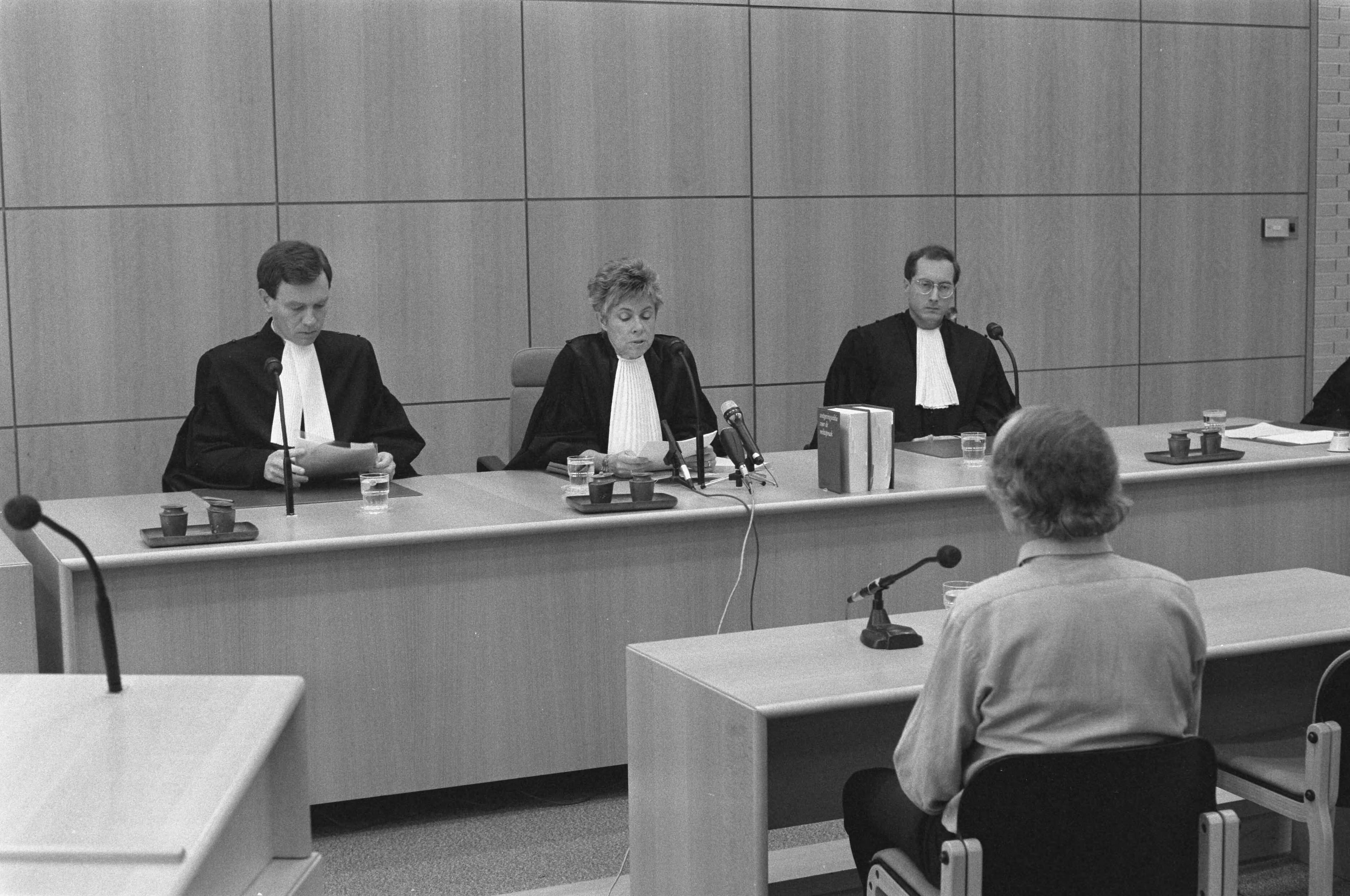 Fotocollectie Anefo — Rechtbank te Haarlem doet uitspraak in proces tegen Ferdi E. (Elsas), de ontvoerder van G.J. Heijn ; in het midden de rechtbankpresident mevrouw mr. C.A. Terwee-van Hilten — Foto: Croes, Rob C. / Anefo. Licentie: Set B: Rechtenvrij / Publiek Domein. Bron: Nationaal Archief. http://hdl.handle.net/10648/ad6bef94-d0b4-102d-bcf8-003048976d84