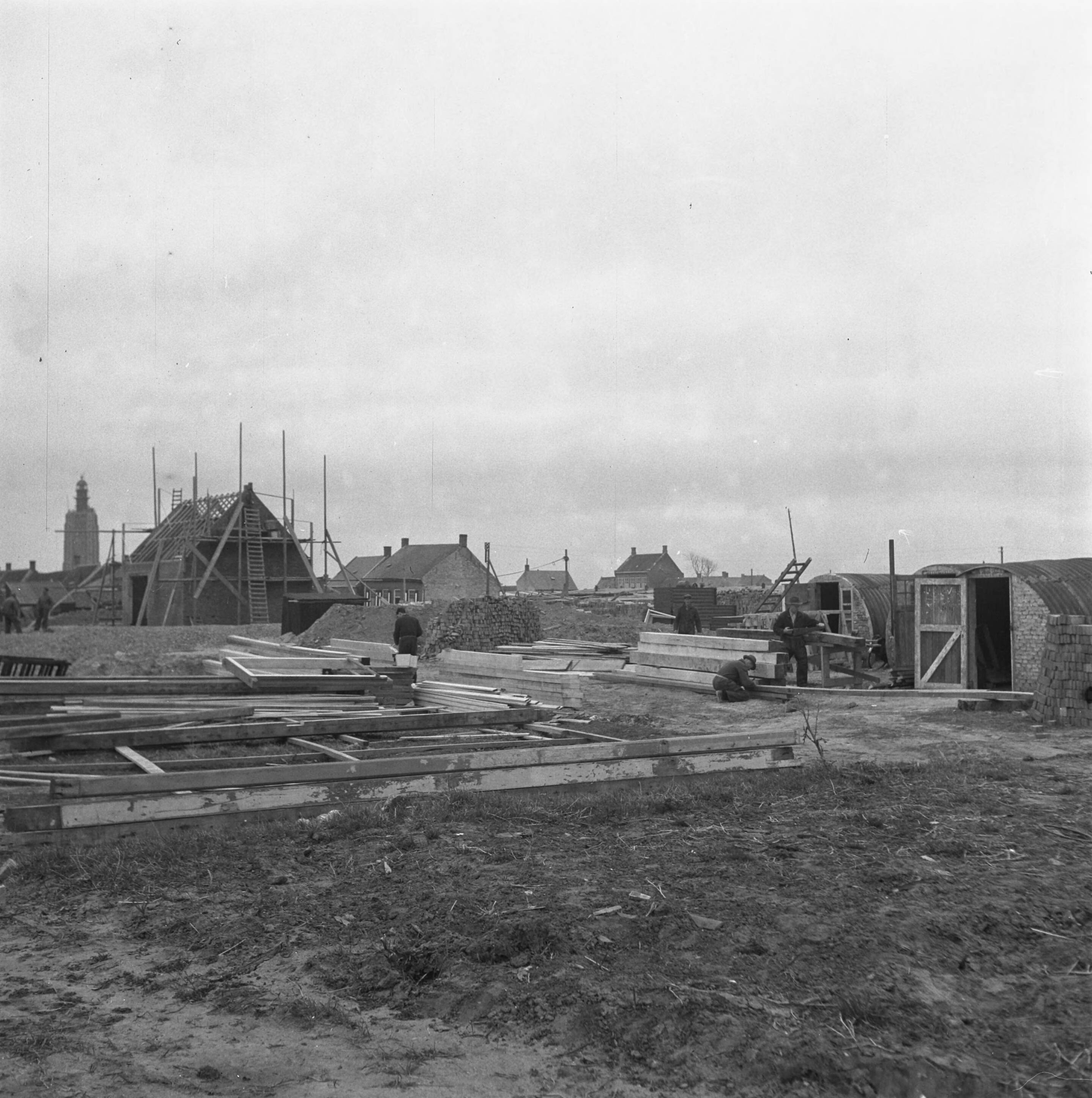 Opbouw Westkapelle — Foto: Wisman, Bram / Anefo. — Licentie: Set B: Rechtenvrij / Publiek Domein. Bron: Nationaal Archief. http://hdl.handle.net/10648/a8a71a92-d0b4-102d-bcf8-003048976d84