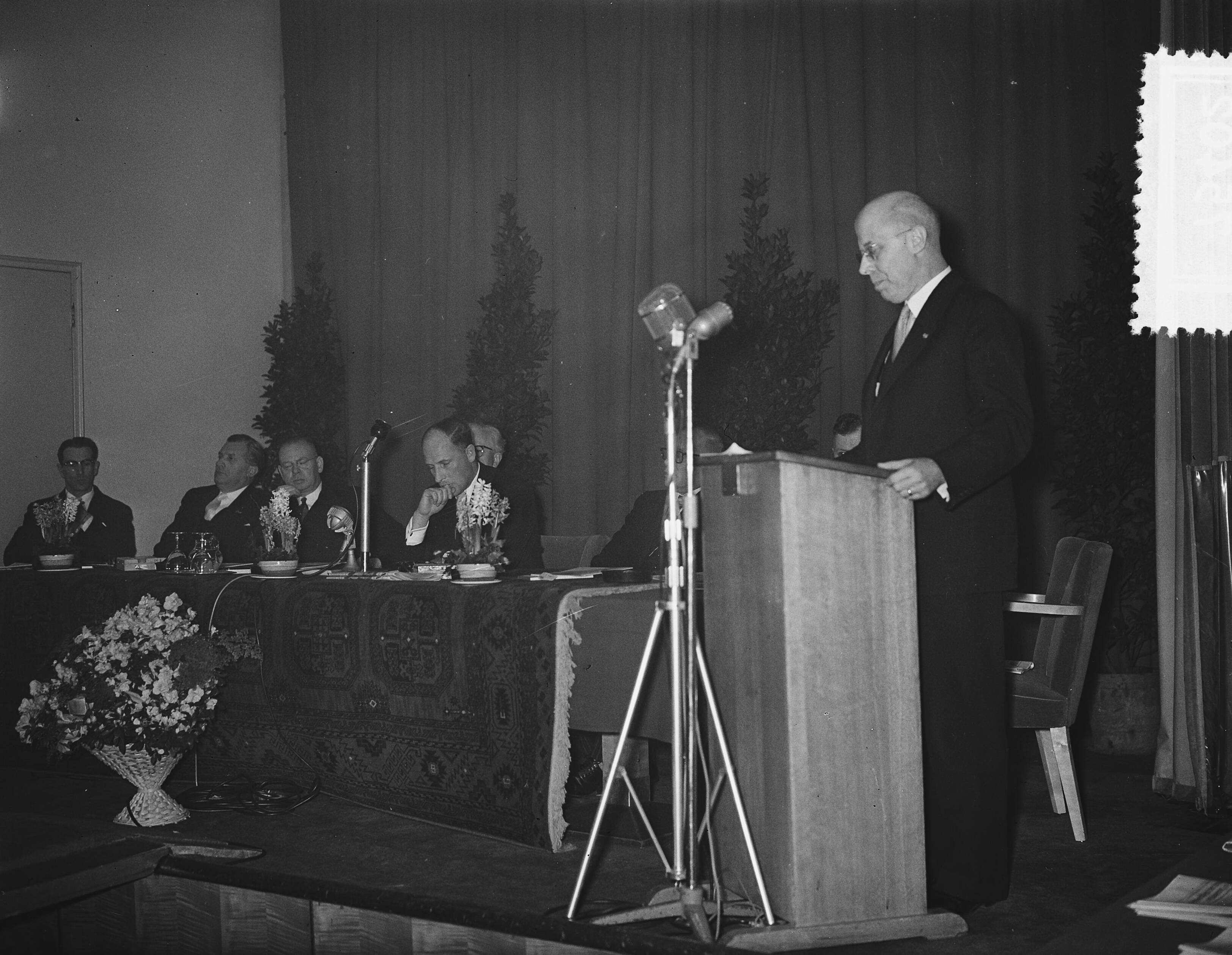Fotocollectie Anefo — KVP 10 jaar. Jubileum vergadering in "Esplanade" te Utrecht. Feestrede van L.J.M. Beel — Foto: Bilsen, Joop van / Anefo. Licentie: Set B: Rechtenvrij / Publiek Domein. Bron: Nationaal Archief. http://hdl.handle.net/10648/a9418758-d0b4-102d-bcf8-003048976d84