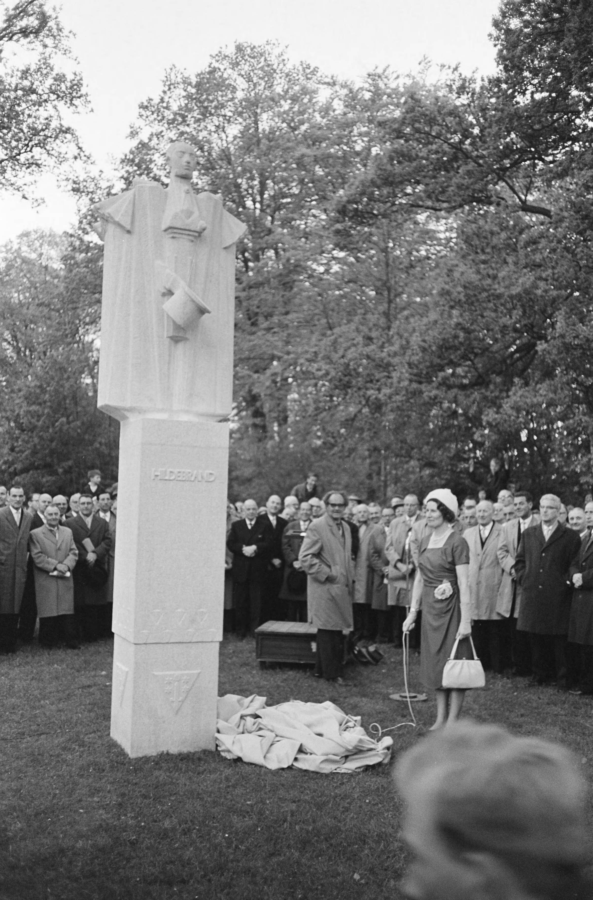 Fotocollectie Anefo — Hildebrandmonument onthuld in de Haarlemmerhout te Haarlem. mej. G.M. Beets uit Amsterdam, achterkleindochter van de schrijver onthuld het beeld van Hildebrand (Nicolaas Beets) — Foto: Pot, Harry / Anefo. Licentie: Set B: Rechtenvrij / Publiek Domein. Bron: Nationaal Archief. http://hdl.handle.net/10648/aa0aeb70-d0b4-102d-bcf8-003048976d84