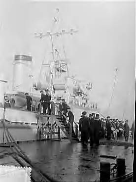 Fotocollectie Anefo — Indienststelling mijnenveger Hr. Ms. "Meppel" bij de Haarlemse Scheepsbouw Maatschappij — Foto: Pot, Harry / Anefo. Licentie: Set B: Rechtenvrij / Publiek Domein. Bron: Nationaal Archief. http://hdl.handle.net/10648/a953668a-d0b4-102d-bcf8-003048976d84