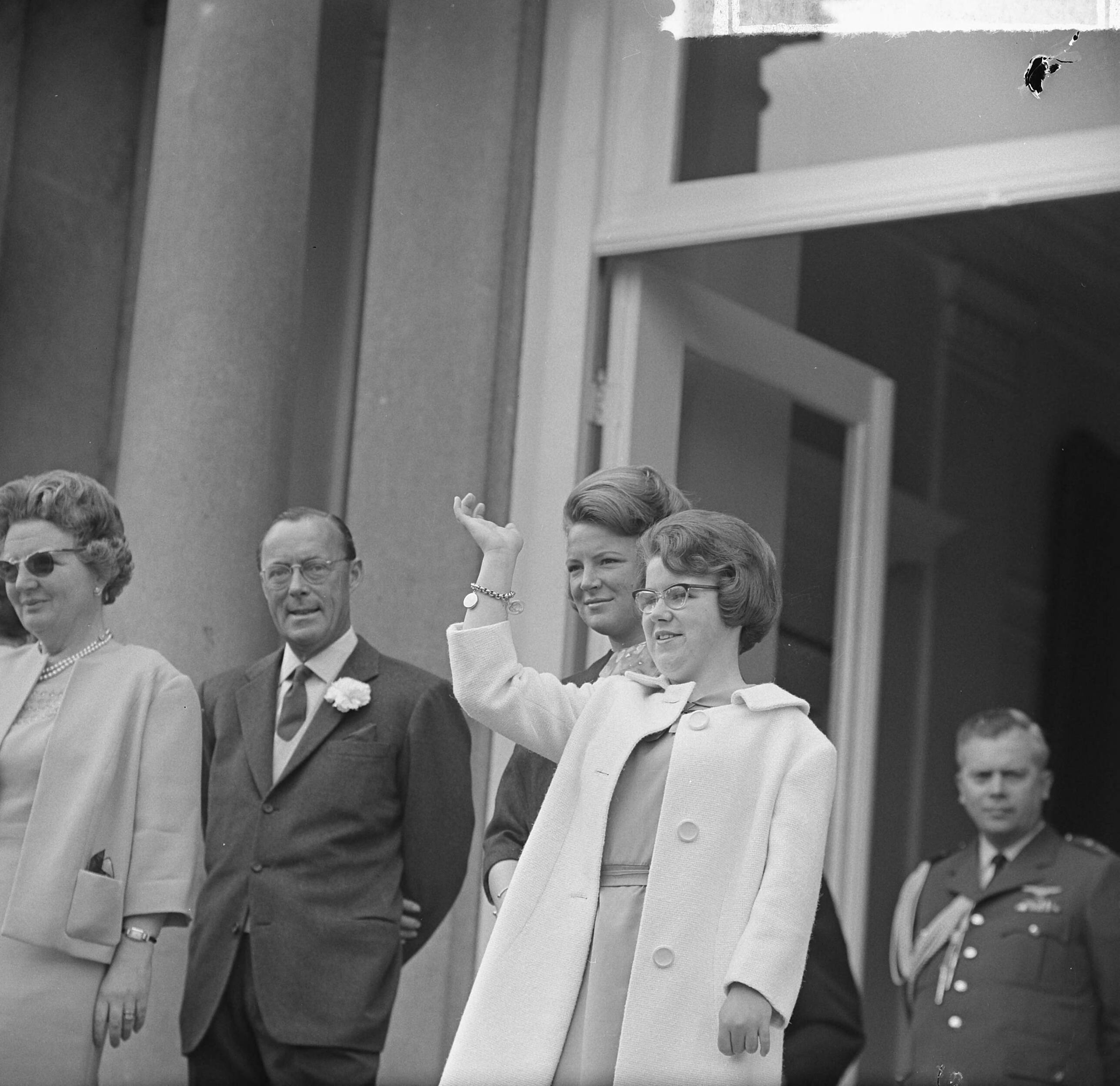 Koninginnedag 1963 — Koningin Juliana, prins Bernhard en de prinsessen Irene en Christina wuiven naar het publiek vanaf het bordes van paleis Soestdijk — Foto: Nijs, Jac. de / Anefo. Licentie: Set B: Rechtenvrij / Publiek Domein. Bron: Nationaal Archief. http://hdl.handle.net/10648/aa349b1e-d0b4-102d-bcf8-003048976d84