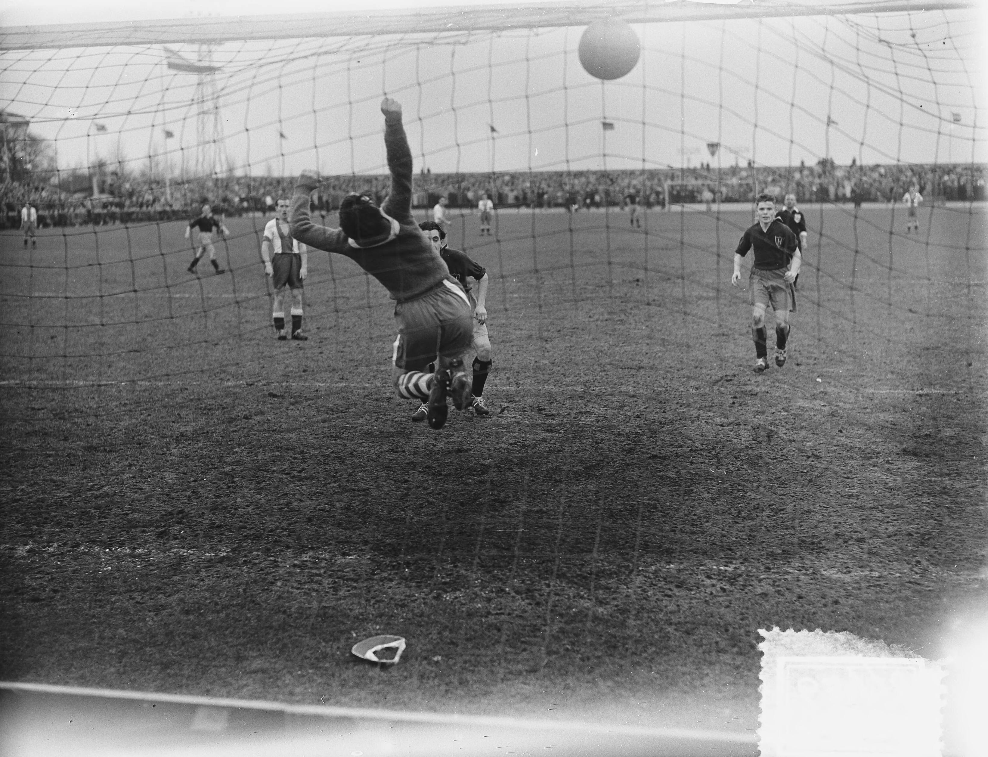 Fotocollectie Anefo — Voetbal. Haarlem tegen Elinkwijk 2-1. Spelmoment — Foto: Rossem, Wim van / Anefo. Licentie: Set B: Rechtenvrij / Publiek Domein. Bron: Nationaal Archief. http://hdl.handle.net/10648/a91e7358-d0b4-102d-bcf8-003048976d84