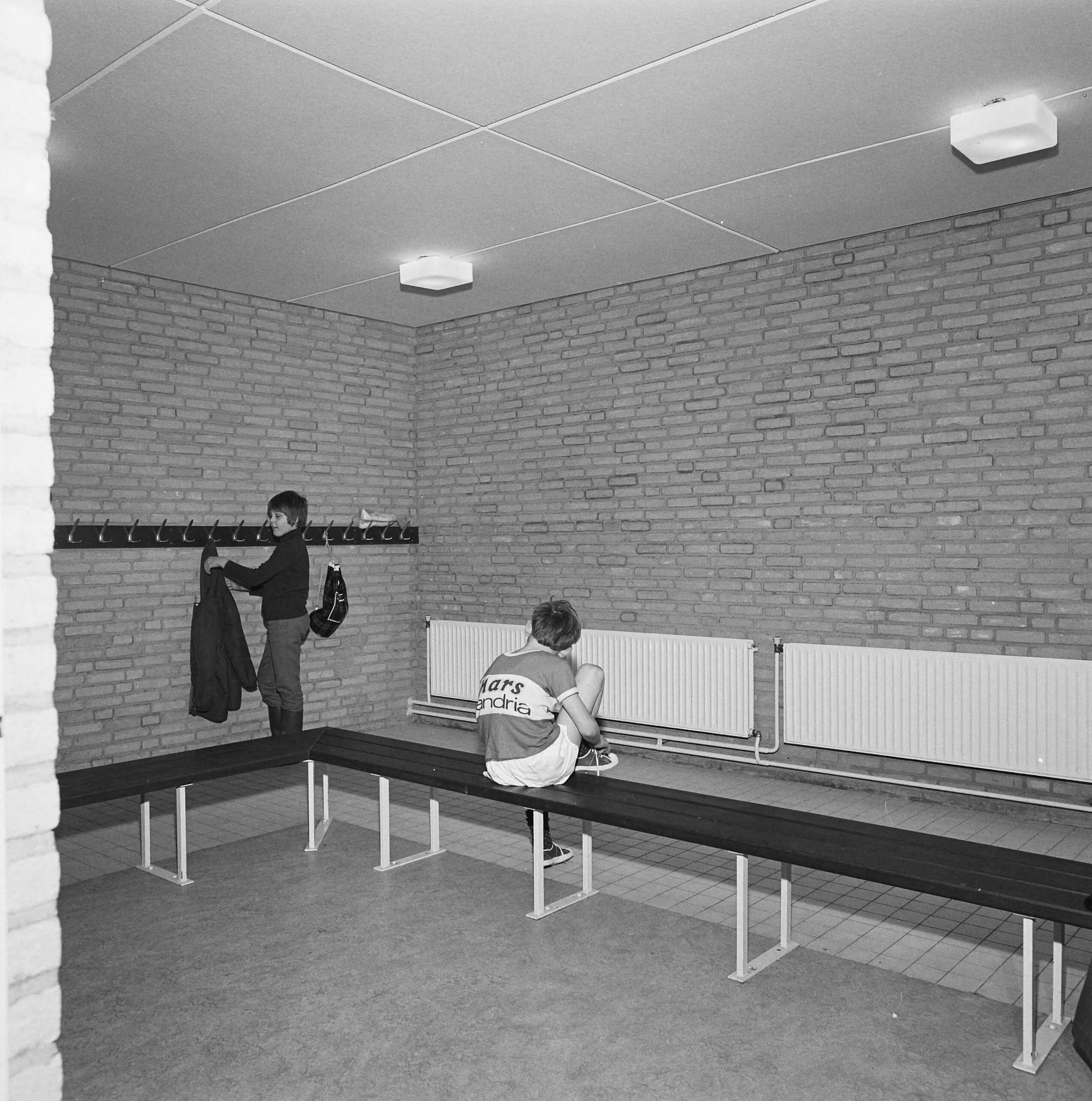 Fotocollectie Nederlandse Heidemaatschappij — Amstenrade. Gymzaal project Sleutelbouw bv — Foto: Fotograaf Onbekend / Heidemij. Licentie: Set B: Rechtenvrij / Publiek Domein. Bron: Nationaal Archief. http://hdl.handle.net/10648/ae84040c-d0b4-102d-bcf8-003048976d84
