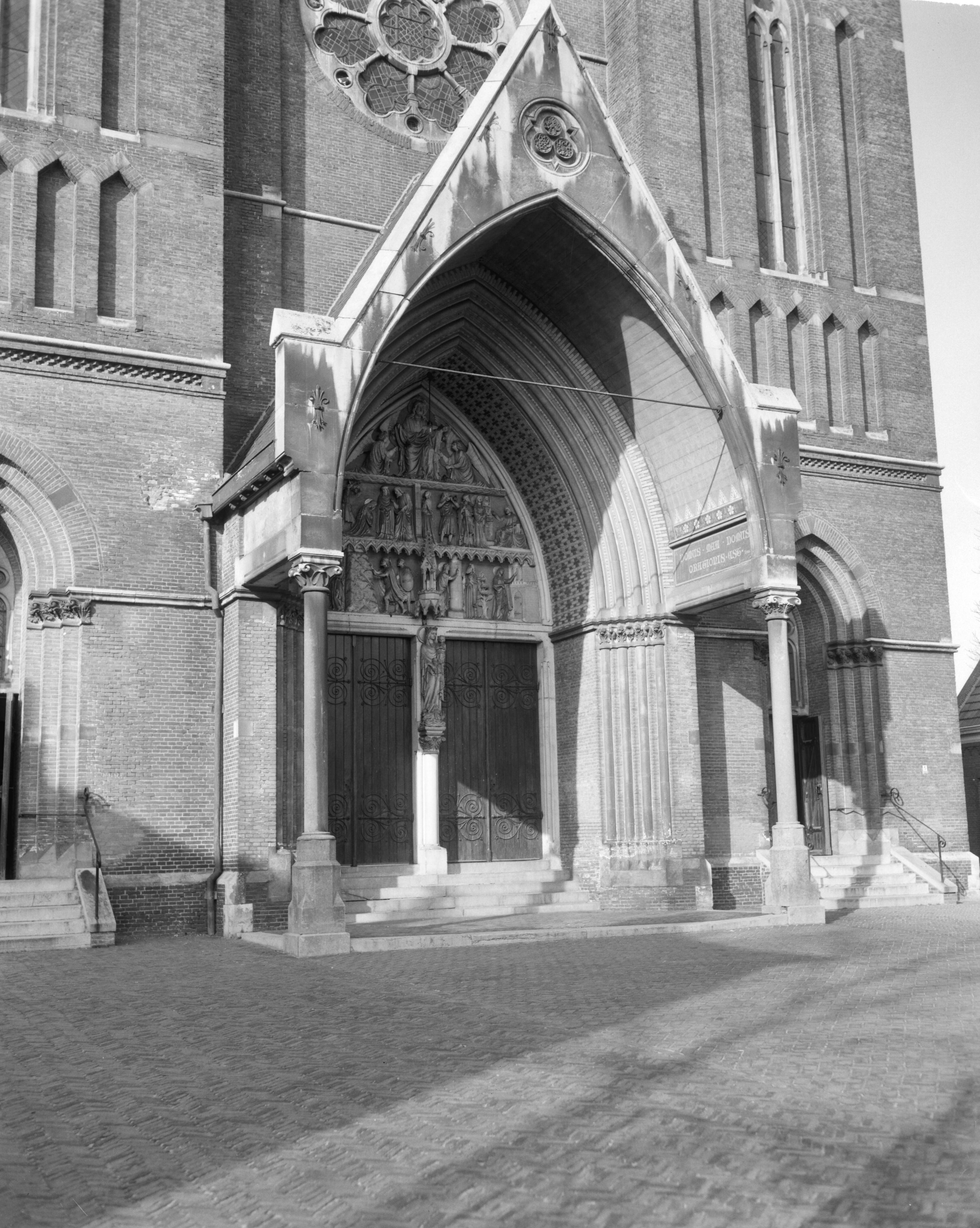 Verloving prinses Irene en prins Carlos Hugo — Kathedraal de H. Barbara te Breda, waar mogelijk het huwelijk van prinses Irene plaatsvind. Exterieur — Foto: Bilsen, Joop van / Anefo. Licentie: Set B: Rechtenvrij / Publiek Domein. Bron: Nationaal Archief. http://hdl.handle.net/10648/aa59f29c-d0b4-102d-bcf8-003048976d84