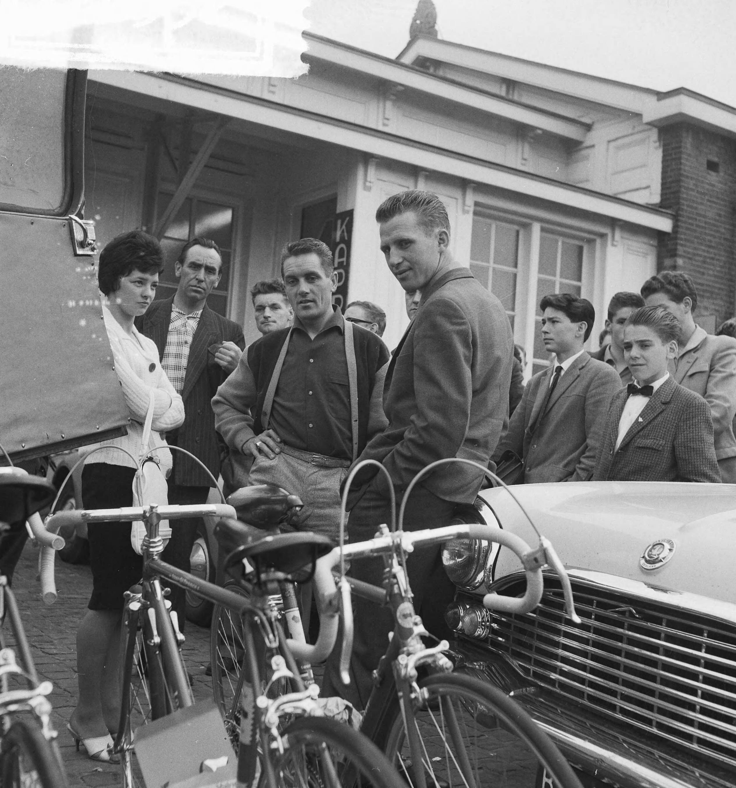 Tour de France 1961 — Vertrek Tour de France ploeg naar Frankrijk. Piet Damen en Jaap Kersten (rechts) bij de fietsen — Foto: Koch, Eric / Anefo. Licentie: Set B: Rechtenvrij / Publiek Domein. Bron: Nationaal Archief. http://hdl.handle.net/10648/a9d9a10a-d0b4-102d-bcf8-003048976d84