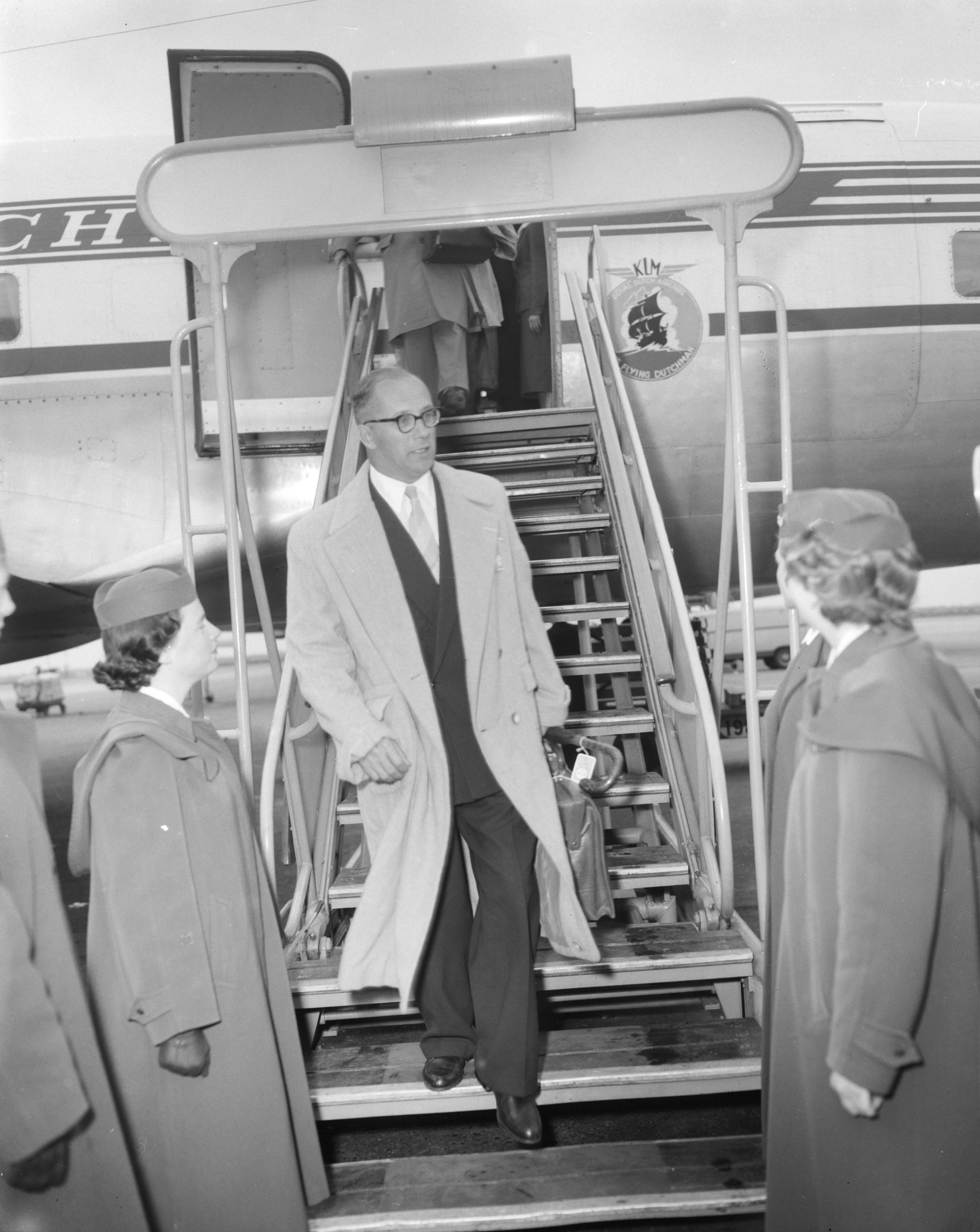 Fotocollectie Anefo — Aankomst van de gouverneur van de Nederlandse Antillen mr. A.A.M. Struycken op Schiphol — Foto: Bilsen, Joop van / Anefo. Licentie: Set B: Rechtenvrij / Publiek Domein. Bron: Nationaal Archief. http://hdl.handle.net/10648/a946a792-d0b4-102d-bcf8-003048976d84