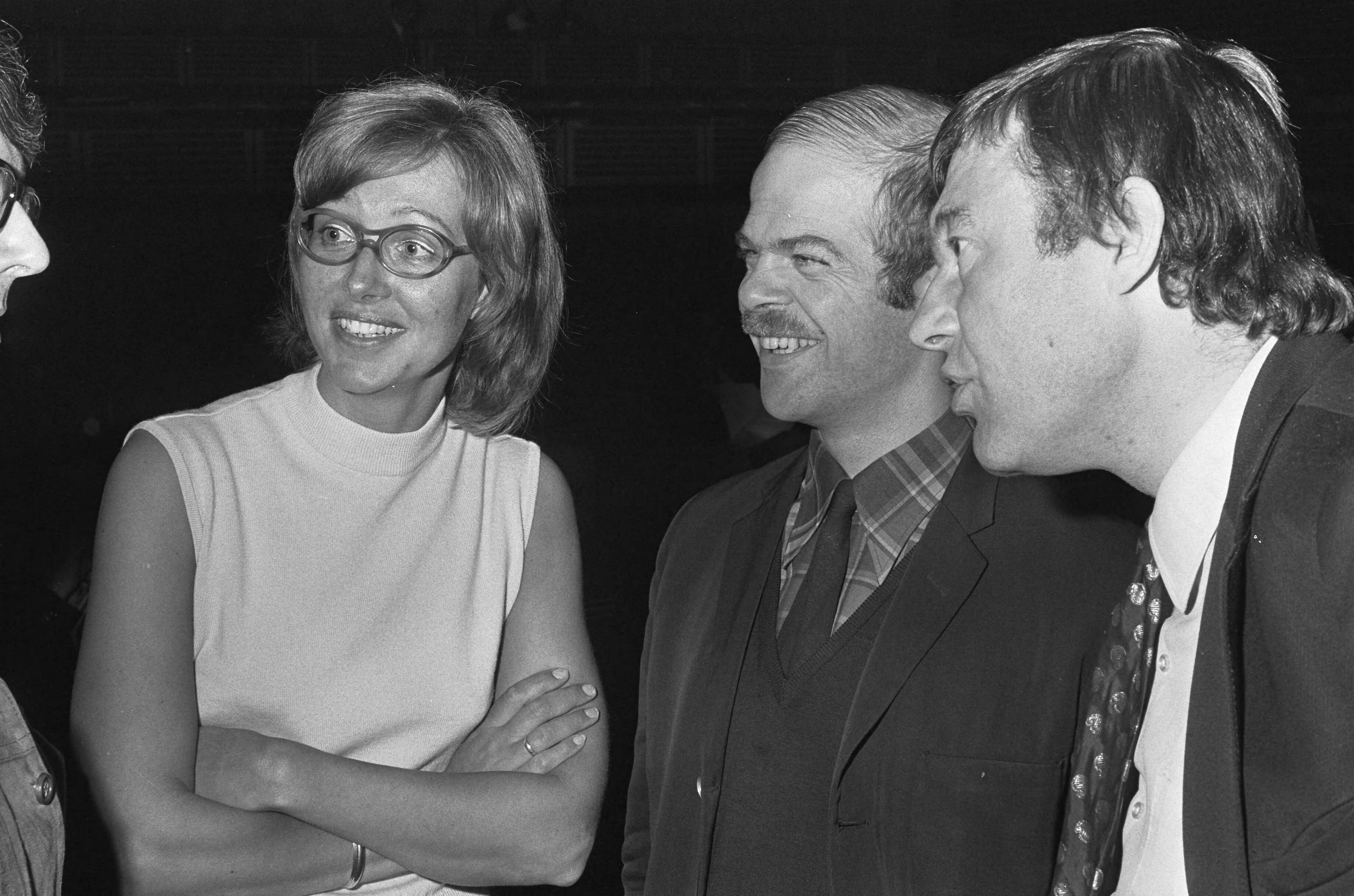 Fotocollectie Anefo — Ledenvergadering D66 in Breda, Ruby van der Scheer , Bas de Gaay Fortman en Van Mierlo — Foto: Verhoeff, Bert / Anefo. Licentie: Set B: Rechtenvrij / Publiek Domein. Bron: Nationaal Archief. http://hdl.handle.net/10648/ac26d392-d0b4-102d-bcf8-003048976d84
