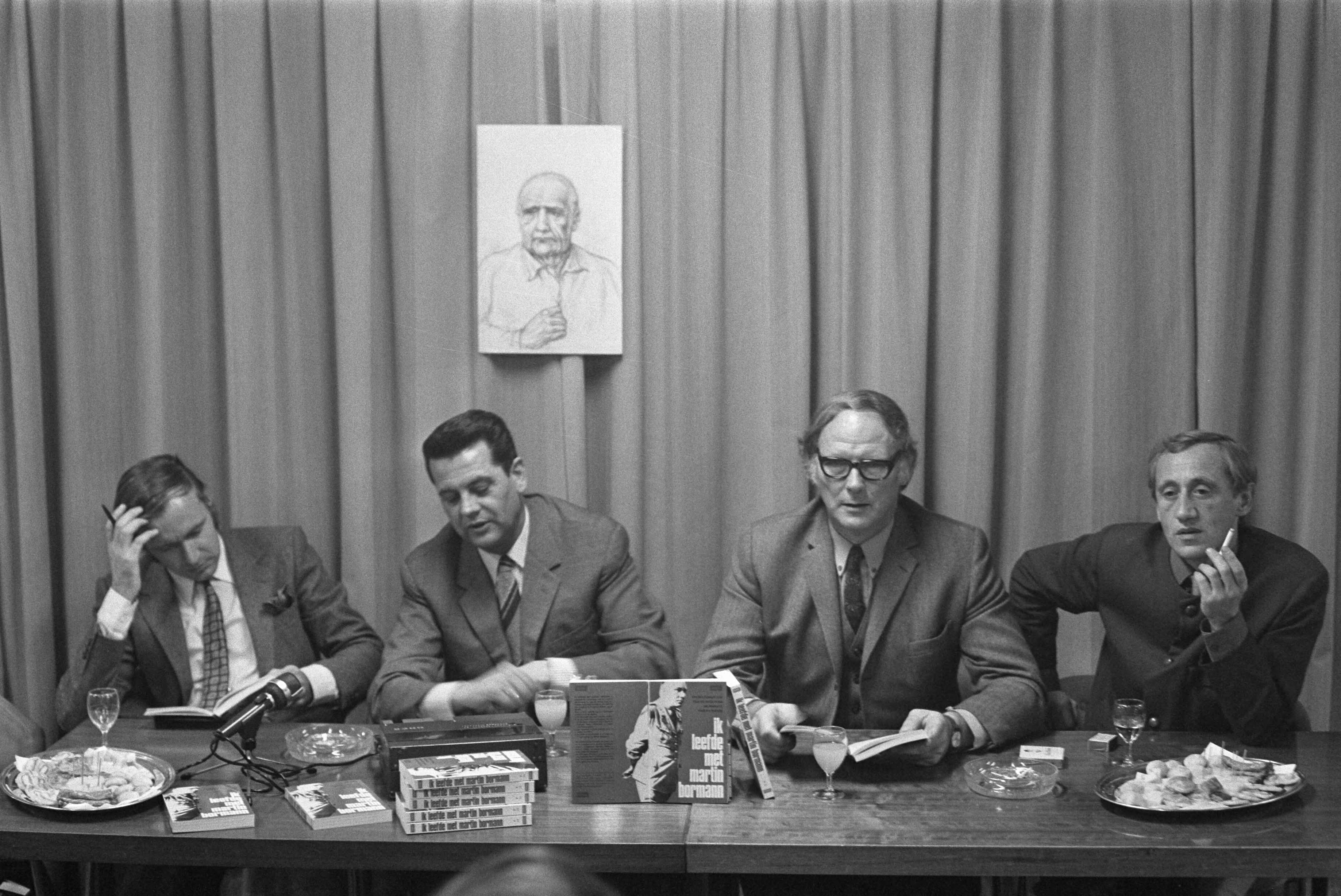 Fotocollectie Anefo — Boek "Ik leefde met Martin Bormann" uitgegeven door Uitgeverij Born, persconferentie Den Haag . Recent portret van Bormann — Foto: Verhoeff, Bert / Anefo. Licentie: Set B: Rechtenvrij / Publiek Domein. Bron: Nationaal Archief. http://hdl.handle.net/10648/ab815a7a-d0b4-102d-bcf8-003048976d84