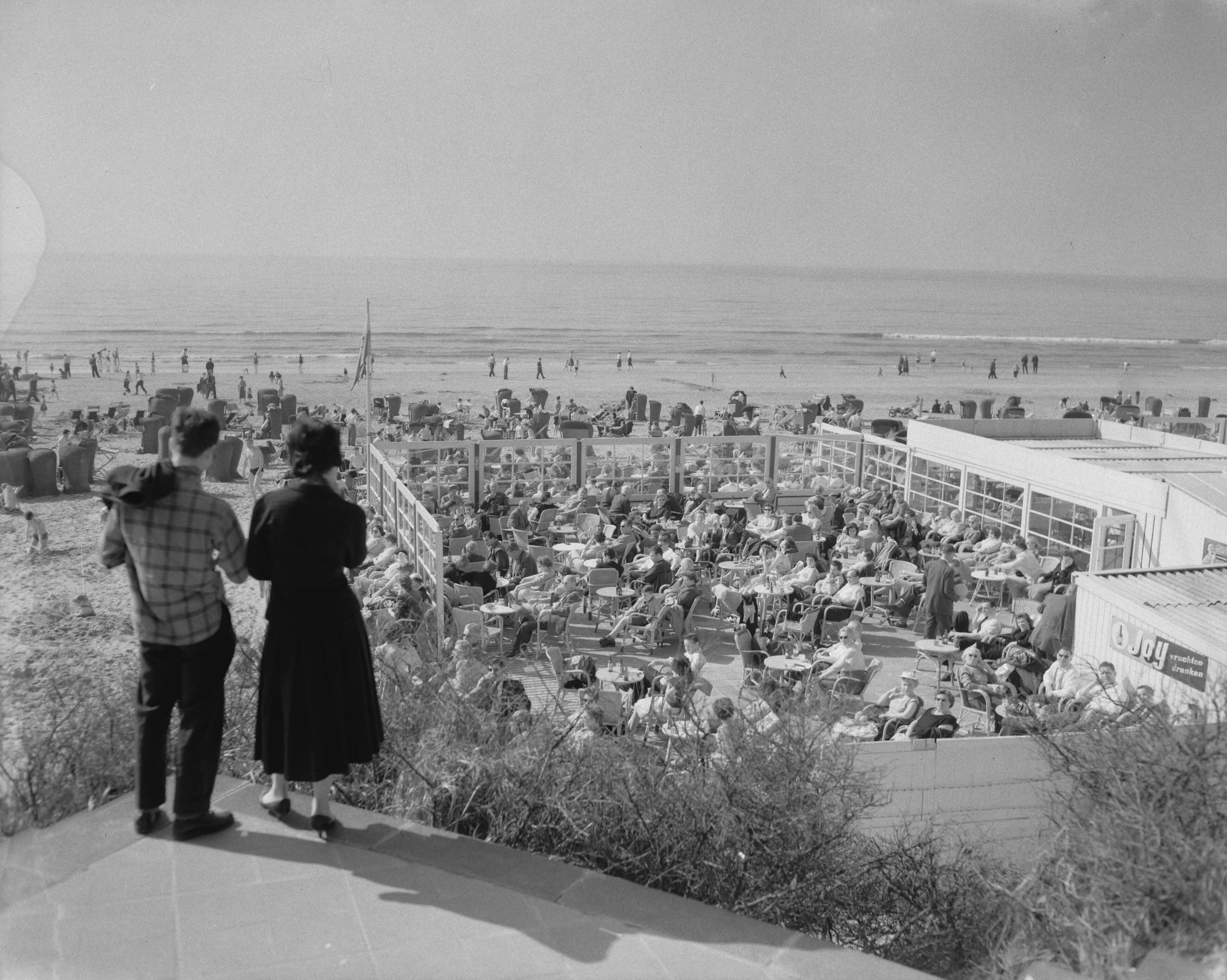 Fotocollectie Anefo — Drukte op Zandvoort — Foto: Behrens, Herbert F. / Anefo. Licentie: Set B: Rechtenvrij / Publiek Domein. Bron: Nationaal Archief. http://hdl.handle.net/10648/a97af31c-d0b4-102d-bcf8-003048976d84