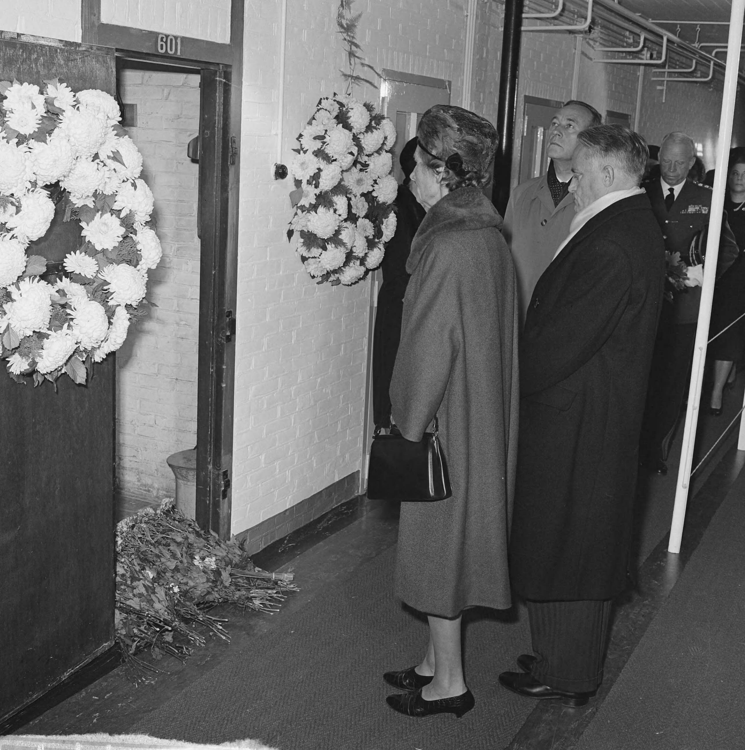 Fotocollectie Anefo — Defilé bij dodencel 601 te Scheveningen. Minister Toxopeus — Foto: Koch, Eric / Anefo. Licentie: Set B: Rechtenvrij / Publiek Domein. Bron: Nationaal Archief. http://hdl.handle.net/10648/aa4a4842-d0b4-102d-bcf8-003048976d84