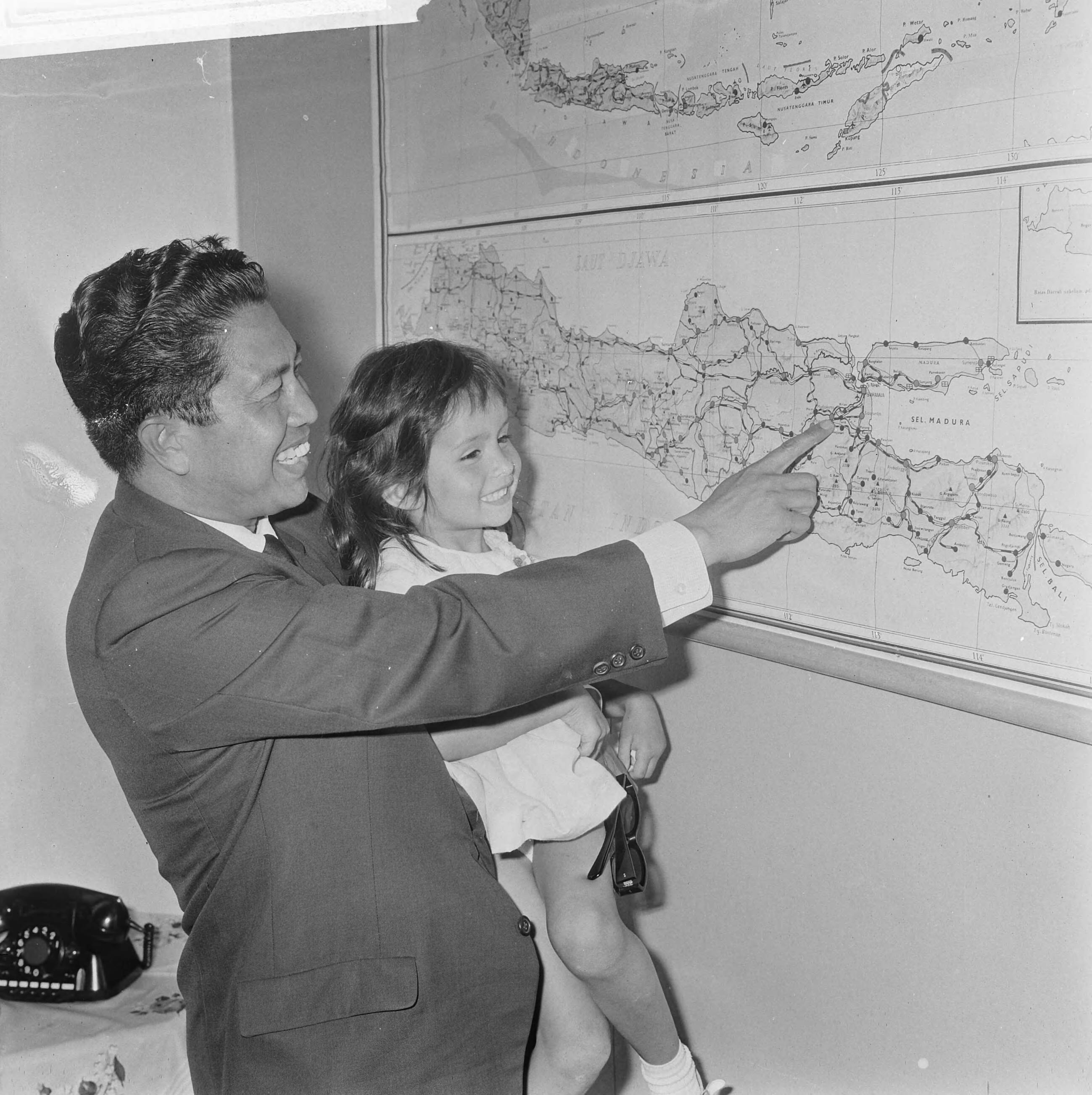 Fotocollectie Anefo — Opening Indonesische school in Den Haag , door ambassadeur Soedjarwo Tjondronegoro — Foto: Koch, Eric / Anefo. Licentie: Set B: Rechtenvrij / Publiek Domein. Bron: Nationaal Archief. http://hdl.handle.net/10648/aabb8016-d0b4-102d-bcf8-003048976d84