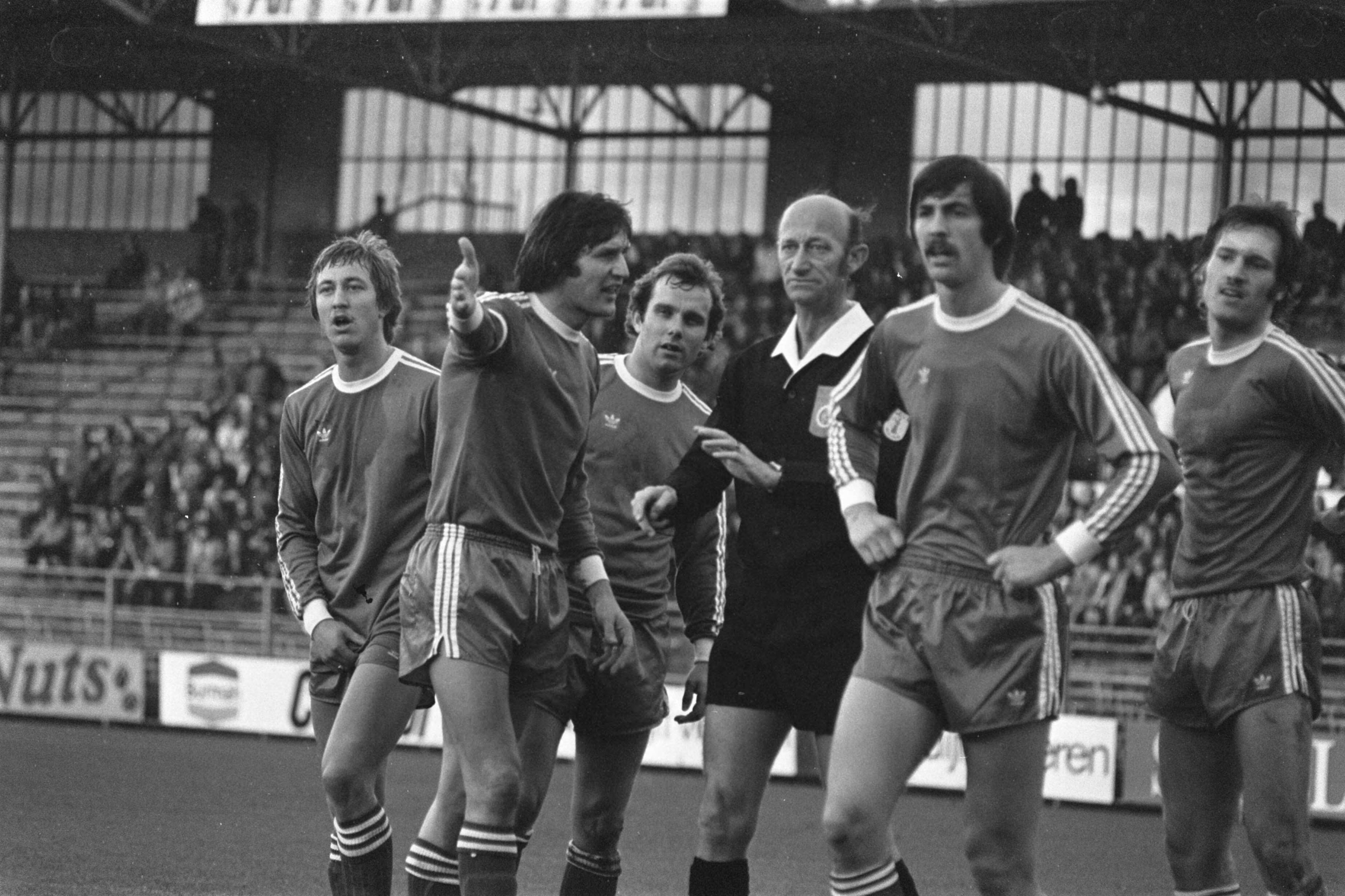 Fotocollectie Anefo — Ajax tegen Den Haag 3-2, scheidsrechter Van Dijkers i discussie met spelers — Foto: Peters, Hans / Anefo. Licentie: Set B: Rechtenvrij / Publiek Domein. Bron: Nationaal Archief. http://hdl.handle.net/10648/aca64e38-d0b4-102d-bcf8-003048976d84